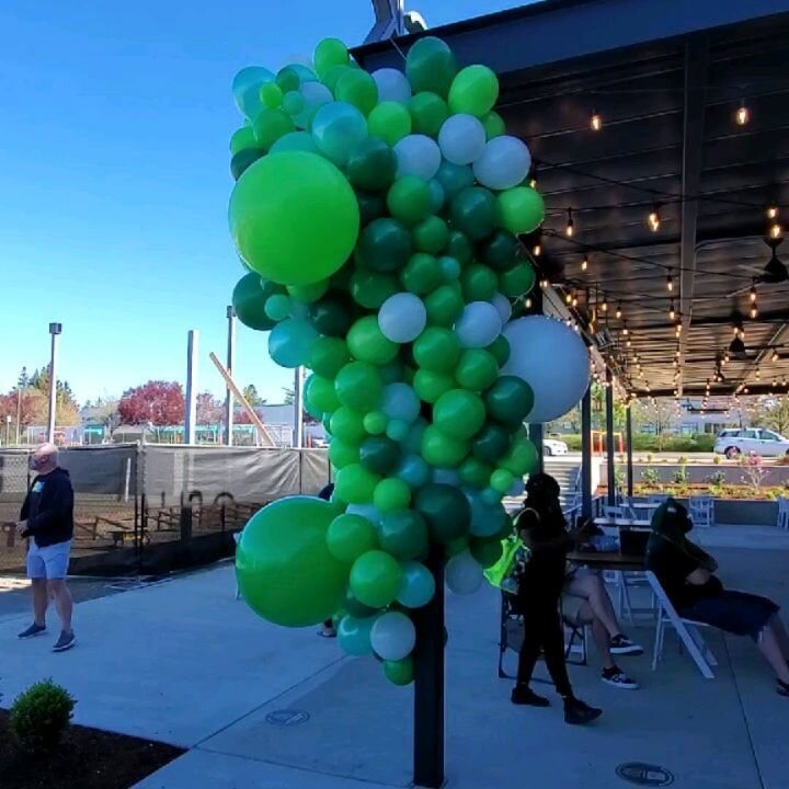 There's a new burger joint in town!!! 🍔 Shake Shack 🍔 opened in Beaverton this weekend, and we created this beautiful display for their opening day! 💚🤍💚🤍💚
We're completely obsessed!!! 🤩🤤