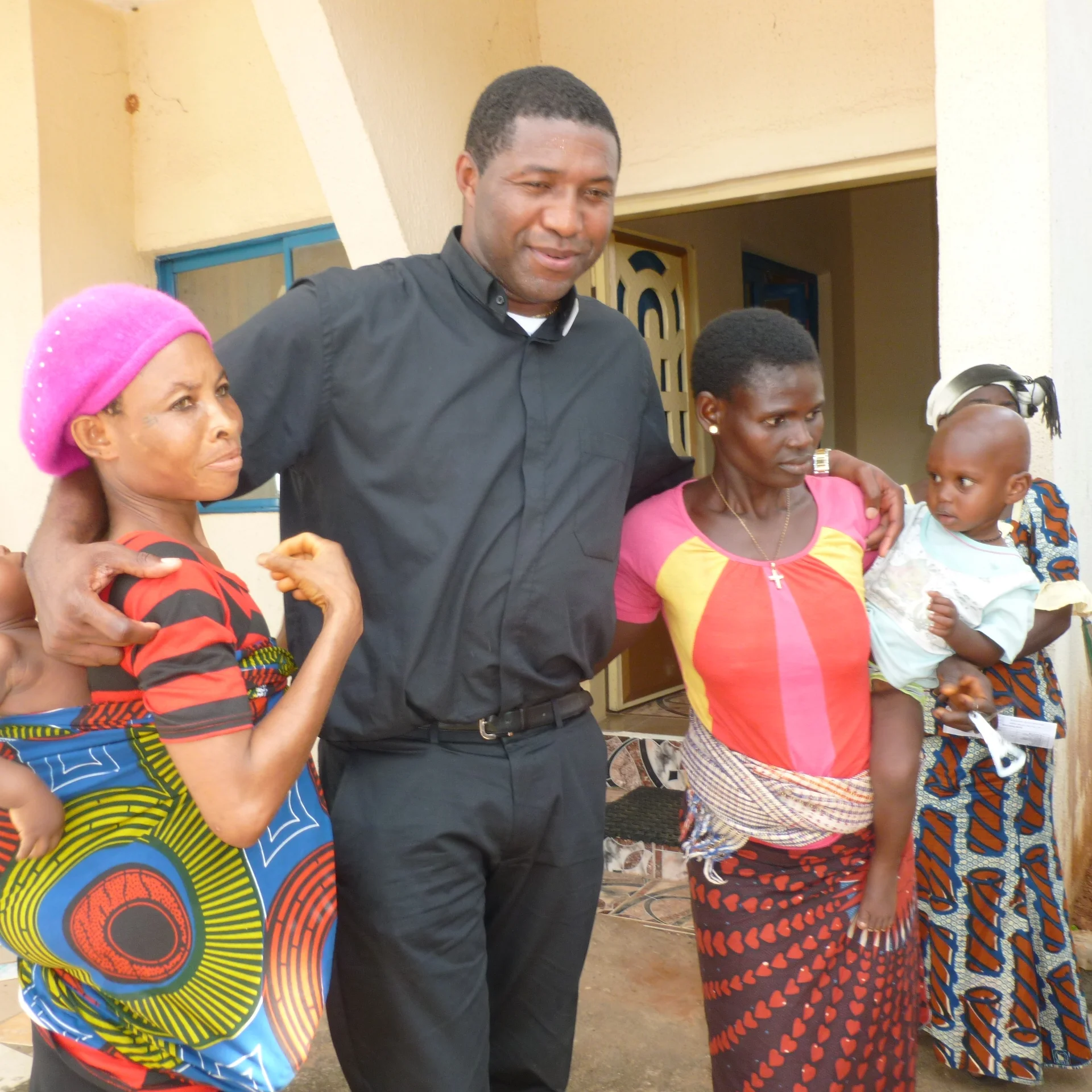  Mit diesen Nähmaschinen können die Frauen das Schneiderhandwerk erlernen und einen wirtschaftlichen Beitrag für das Dorf leisten. Dadurch sind die Witwen in der Dorfgemeinschaft anerkannt. 