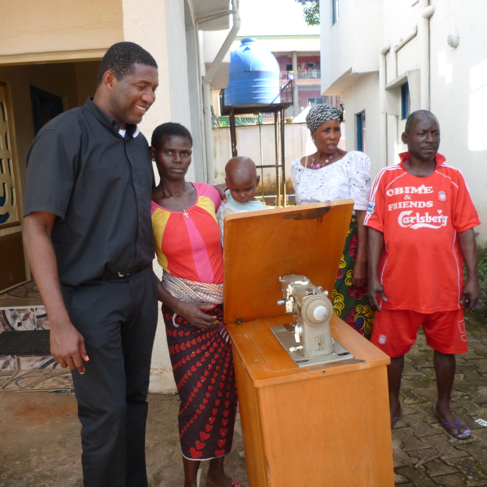  falls sie eine funktionsfähige mechanische Nähmaschine spenden möchten: Der Verein Amanaogu sucht ständig Nähmaschinen für dieses Projekt. 