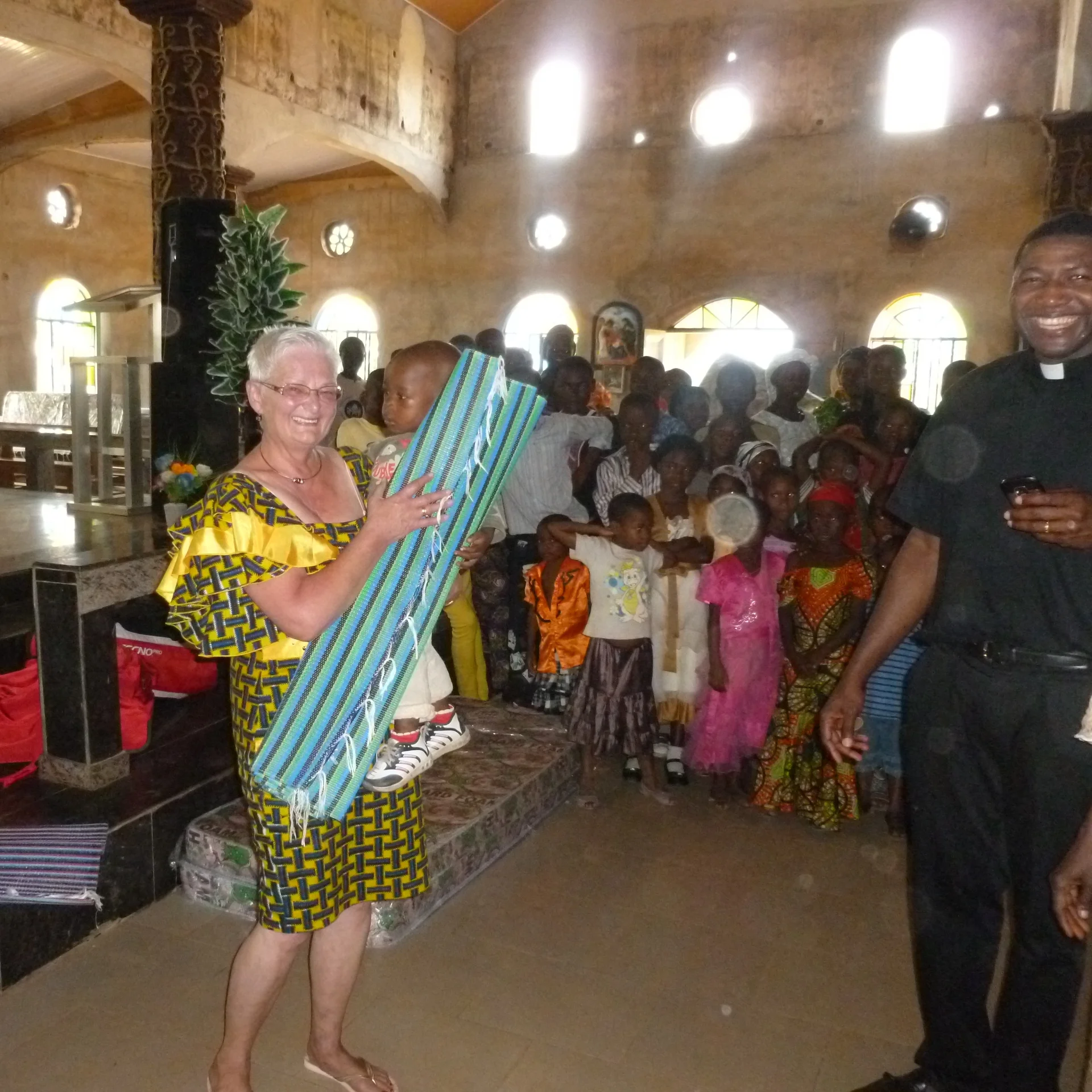  Die Vereinsvorsitzenden fliegen mindestens einmal pro Jahr auf eigene Kosten nach Nigeria um die Sachspenden direkt vor Ort an die Begünstigten zu verteilen. Hierdurch wird sichergestellt, dass die Spenden direkt und ohne Verwaltungskosten in Amanao