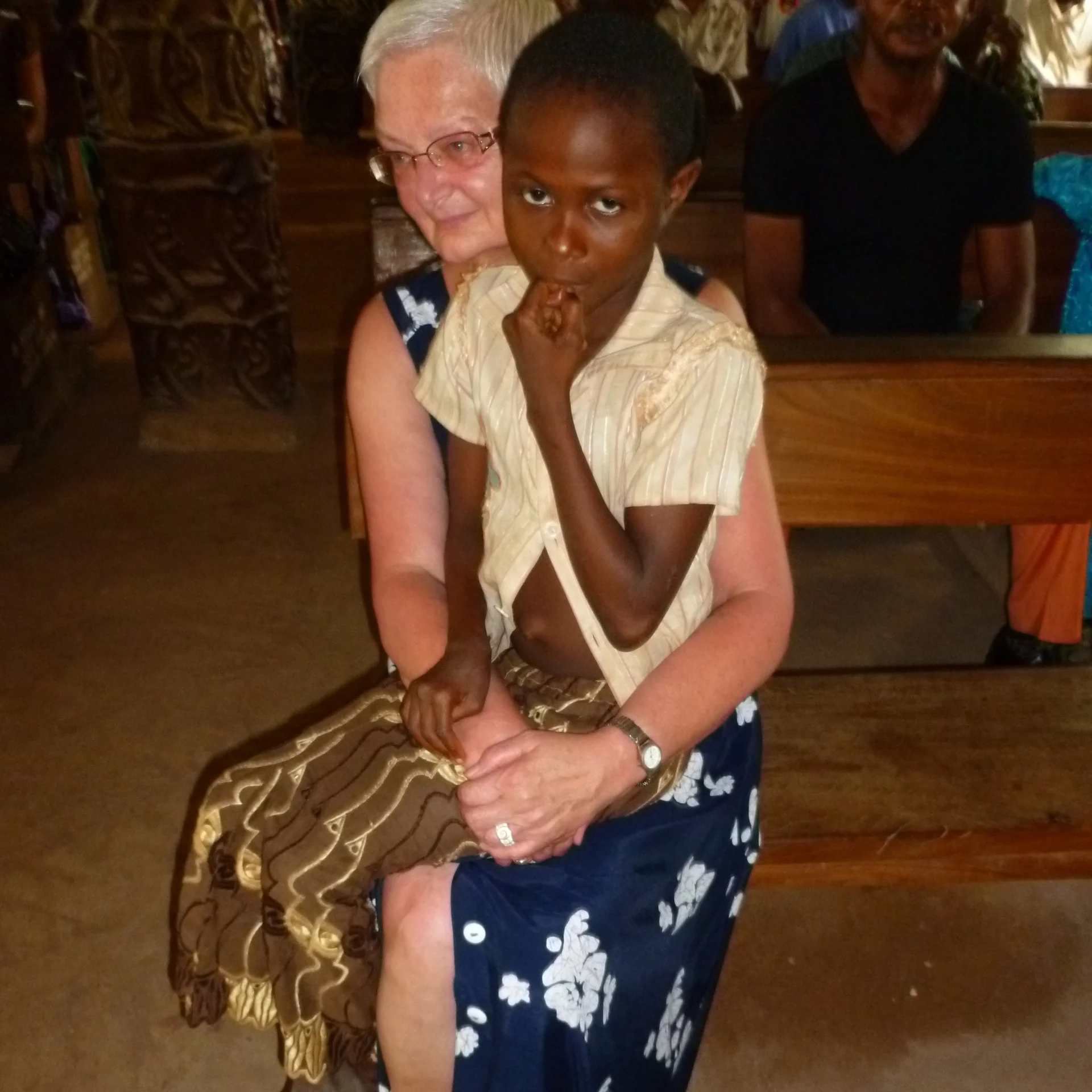  Außerdem bekommt jedes vermittelte Patenkind durch eine einmalige Zahlung der Paten eine Matratze mit wasserdichter Unterlage im Wert von 70 Euro. 