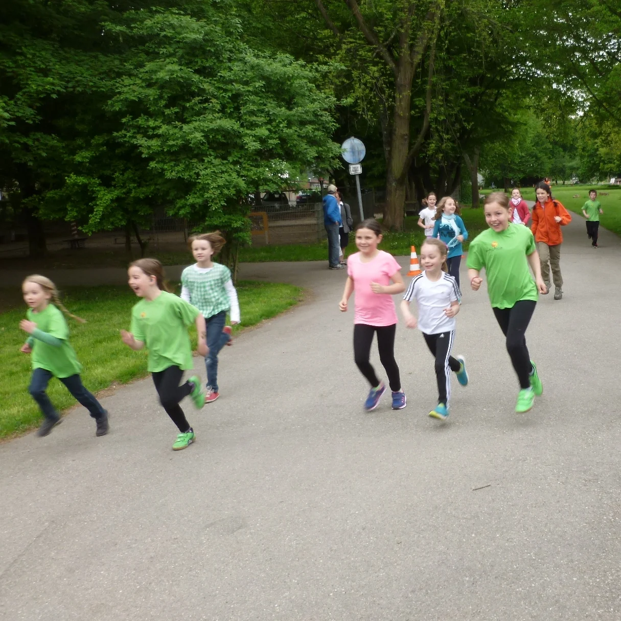  Das ist den Kindern sehr gut gelungen: Die Stimmung im Park war großartig. Das Ergebnis kann sich ebenfalls sehen lassen:&nbsp;mehr als 10 000 Euro haben die Schülerinnen und Schüler für den Förderverein Amanaogu zusammenbekommen. 
