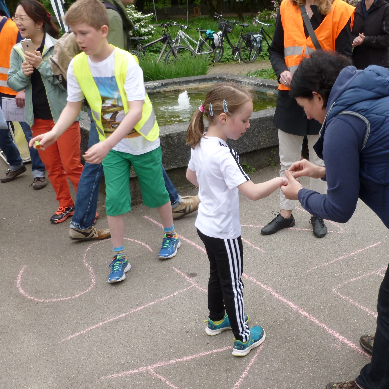  Mit jeder Runde - gelaufen, gegangen oder gerannt - haben die Schüler der Schönbuchschule Spenden gesammelt.&nbsp;"Wir haben bewusst nicht den Sportplatz als Veranstaltungsort gewählt", berichtet Friedrich Springob, der als Vorsitzender des Förderve
