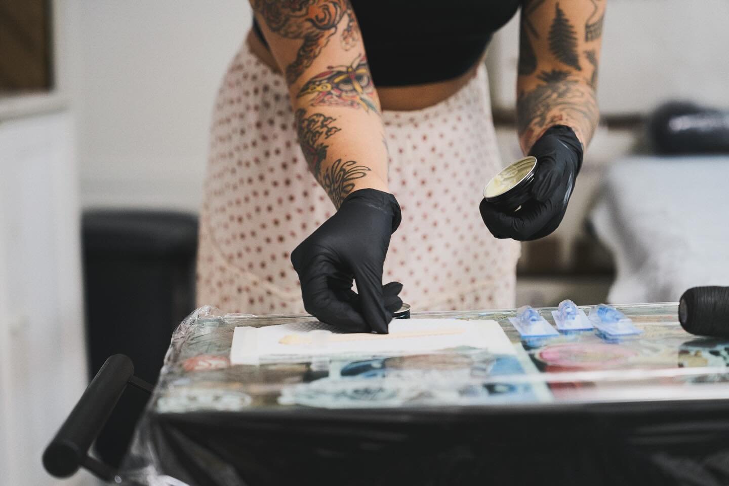 Always ready to tattoo 🙆🏻&zwj;♀️✨ DM, email or WhatsApp for appointment inquiries. All info found in our bio ✍️

Photo by our friend @gideondk1 📸