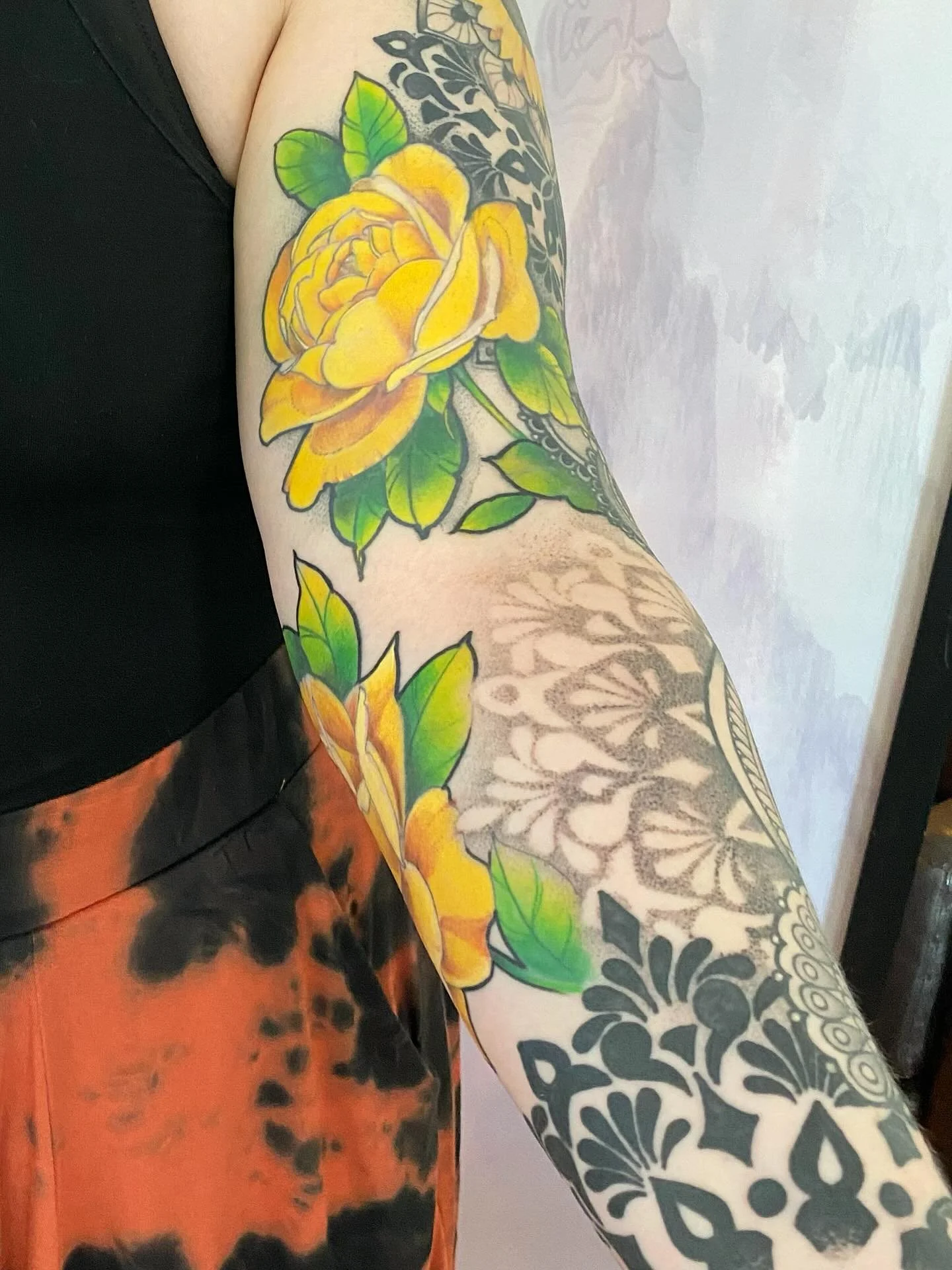 Big coloured roses and ornamental details for your consideration 🙇🏻&zwj;♀️ set up a consultation with @marjunglm now 📅✍️ DM, email, or WhatsApp for more information