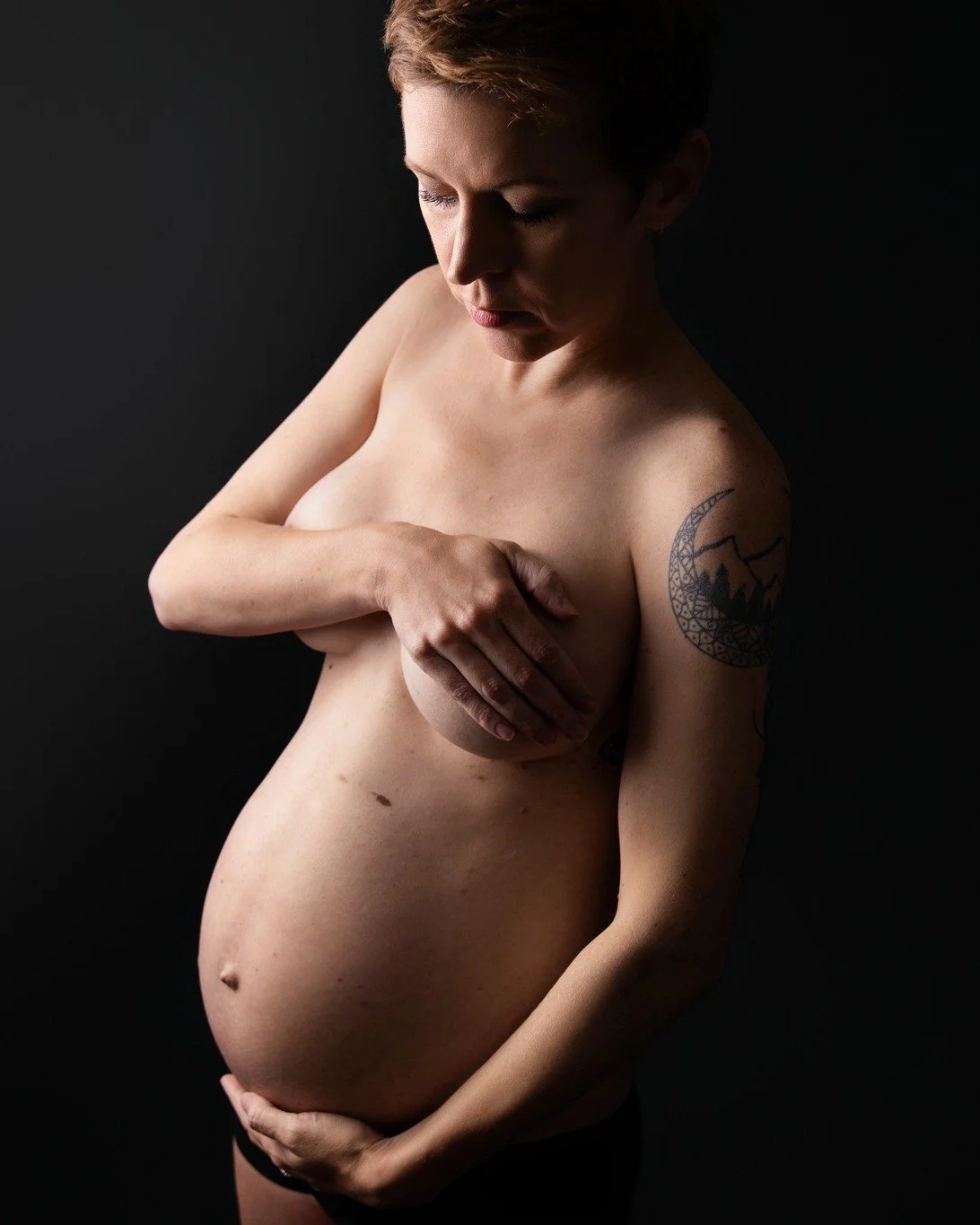 Wrapped in love and anticipation, and celebrating the beauty of this new chapter together.  Now booking intimate maternity sessions that capture the quiet magic of motherhood
-
 #RVAphotographer #ChesterfieldVA #ChesterfieldPhotographer #richmondphot