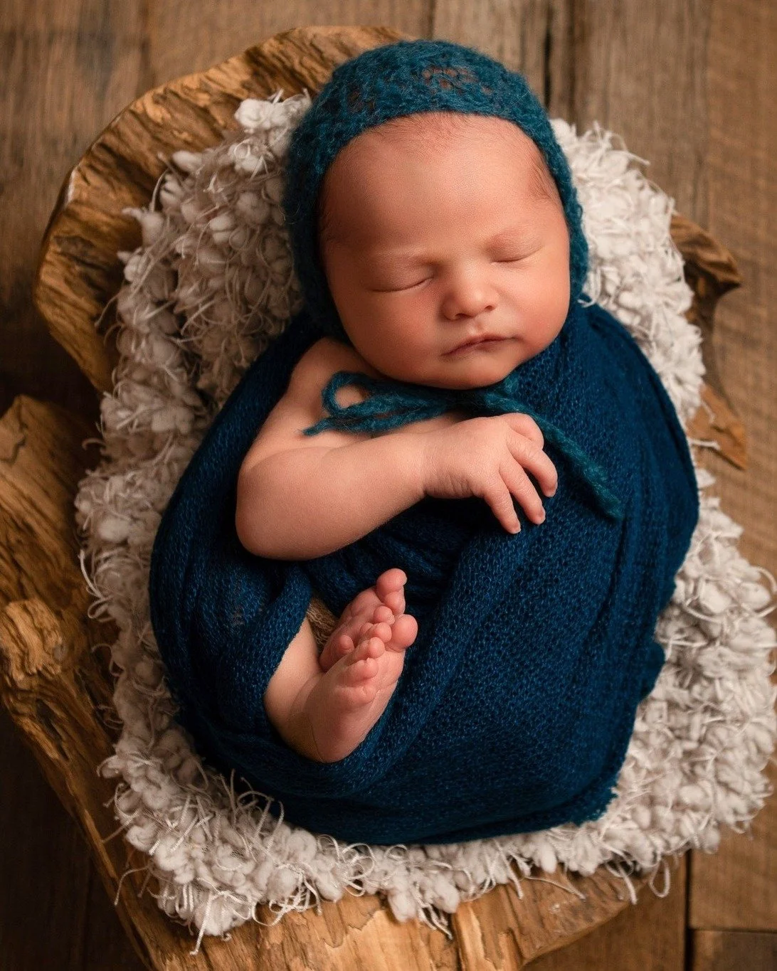 Soft blues, natural textures, and all the little newborn details 💙
I love how these tones complement baby&rsquo;s skin and keep the focus right where it should be. The tiny flakes on their feet? Those stay. That&rsquo;s part of being brand new.

Thi