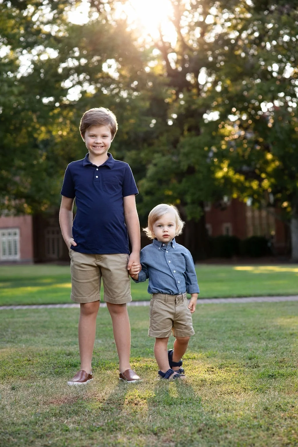 Photography of laughing children during fall family session at the University of Richmond