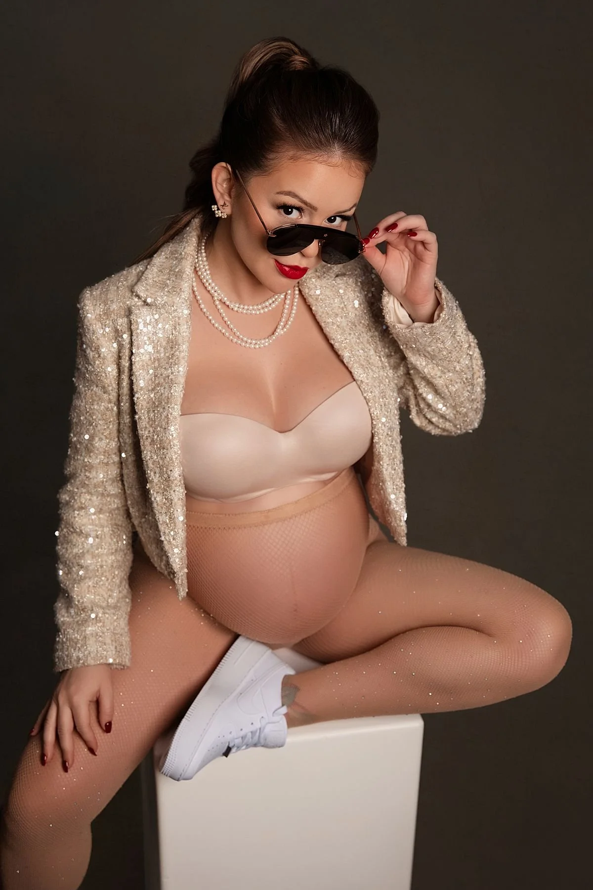 Glamorous expecting mama lowering her sunglasses toward camera, Sarah Kane Photography, Chesterfield VA