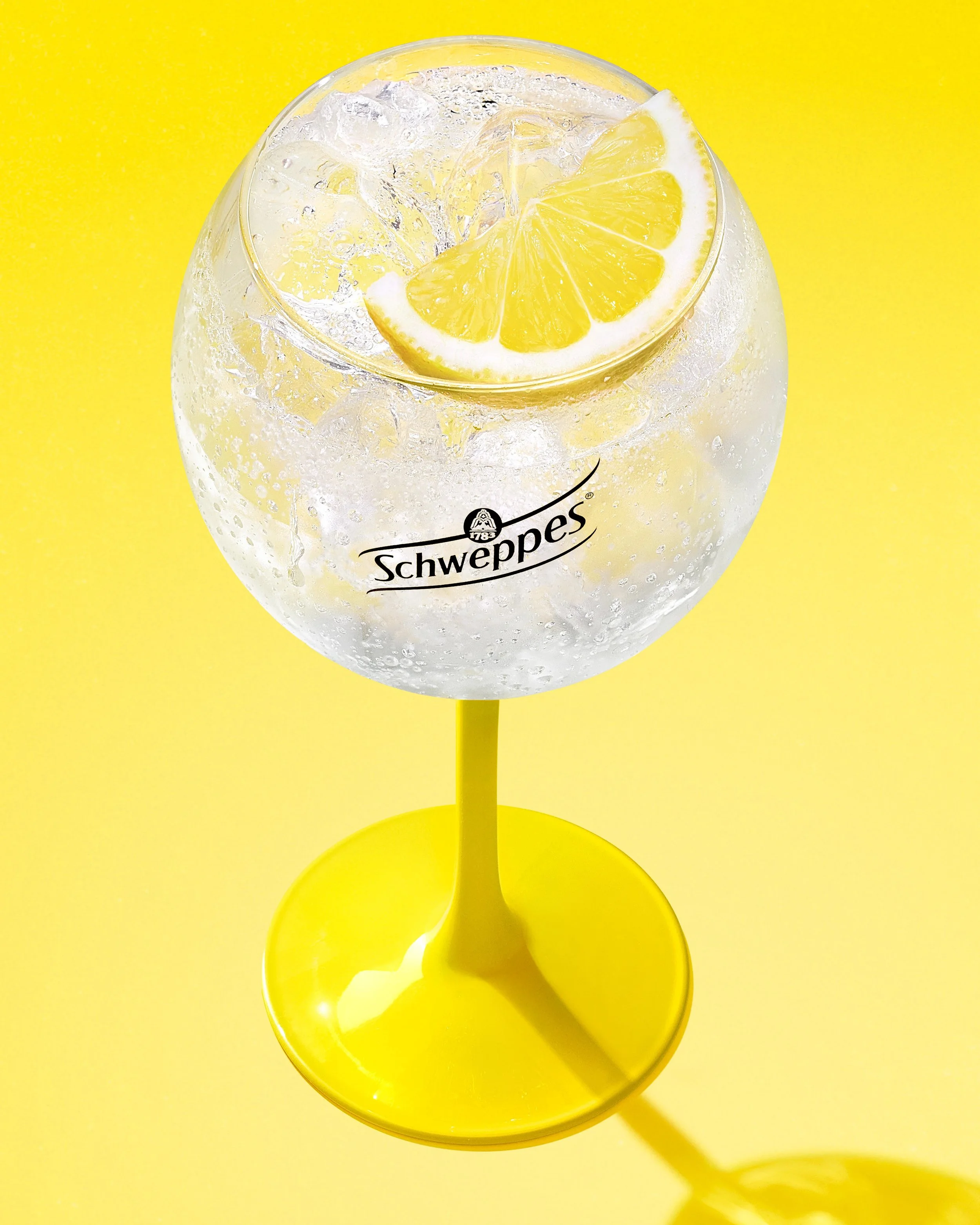 Copa de tónica Schweppes con hielo y limón — fotografía publicitaria de bebidas — Alfonso + Alicia Studio