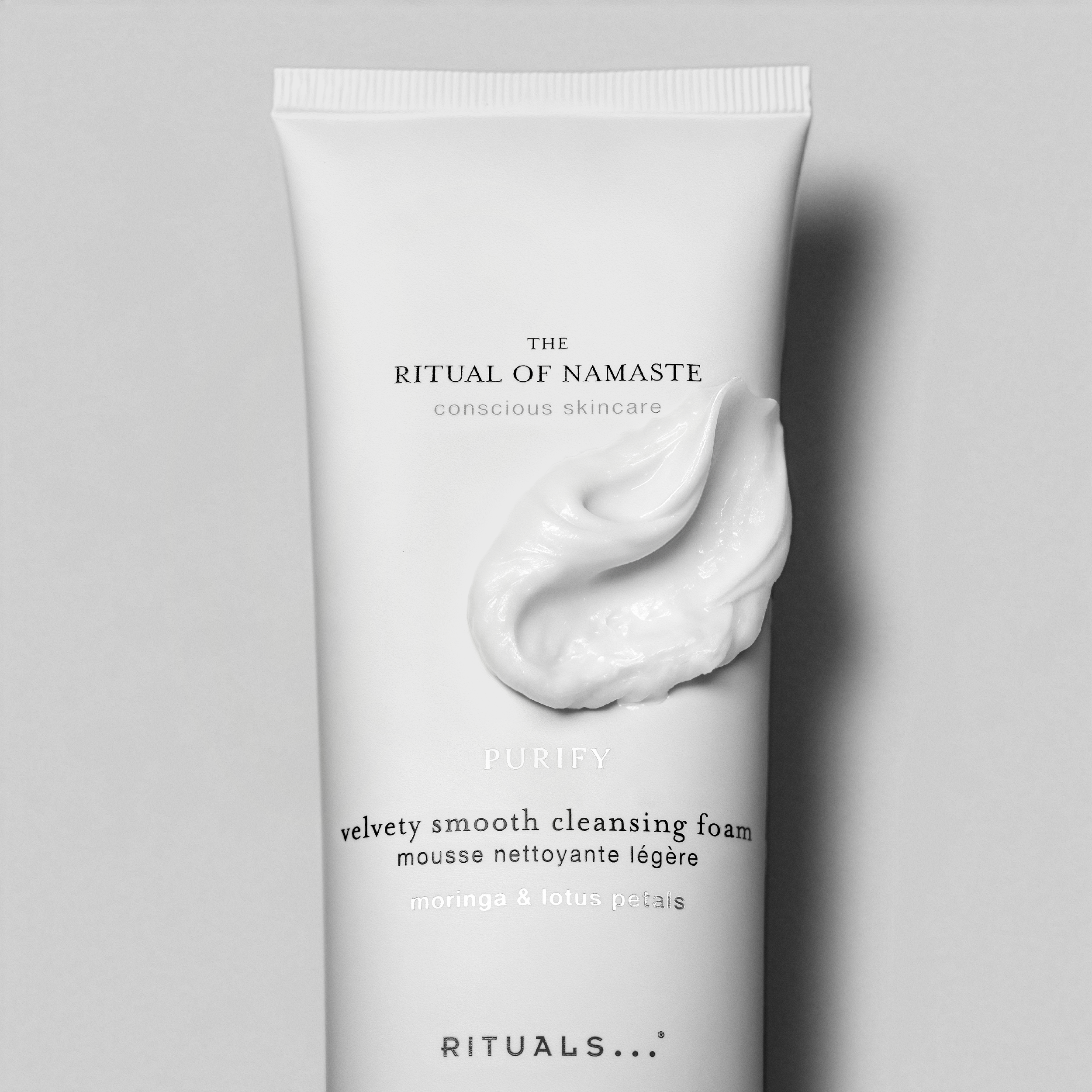 Rituals The Ritual of Namaste sobre fondo blanco. Fotografía publicitaria cosmética. Alfonso + Alicia Studio