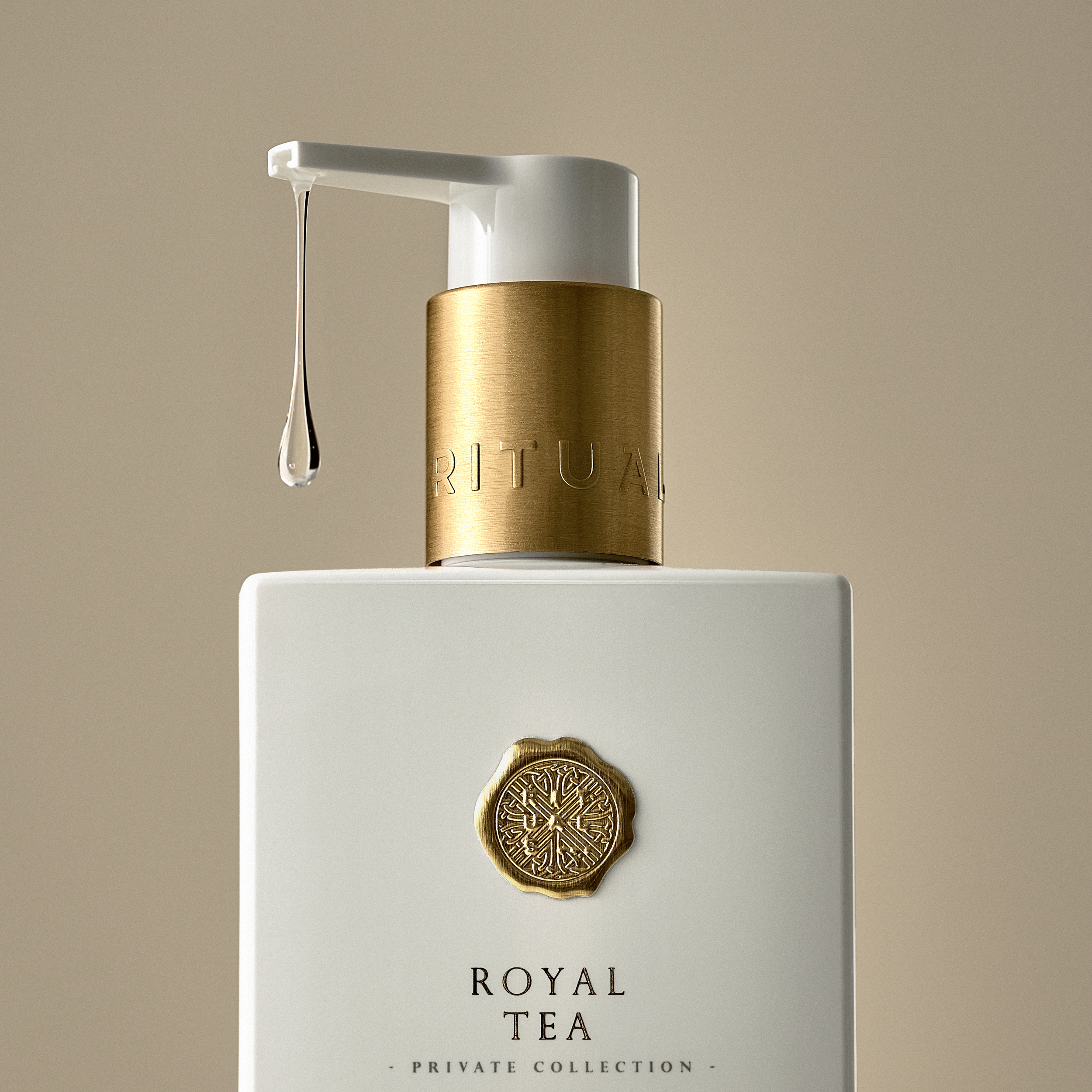 Royal Tea de Rituals — fotografía publicitaria de cosmética de lujo — Alfonso + Alicia Studio