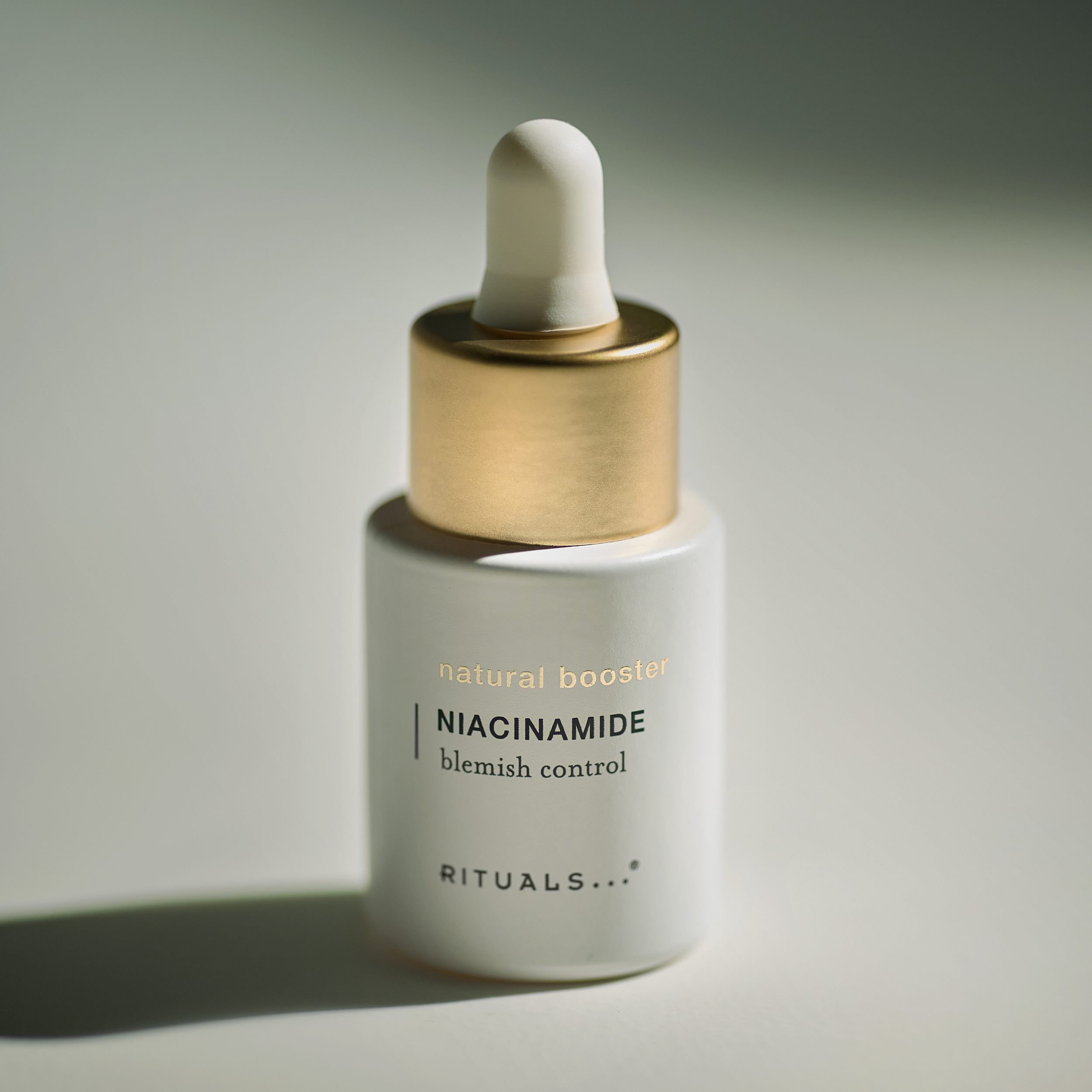 Sérum Rituals Niacinamide. Fotografía publicitaria de cosmética Skincare. Alfonso + Alicia Studio.