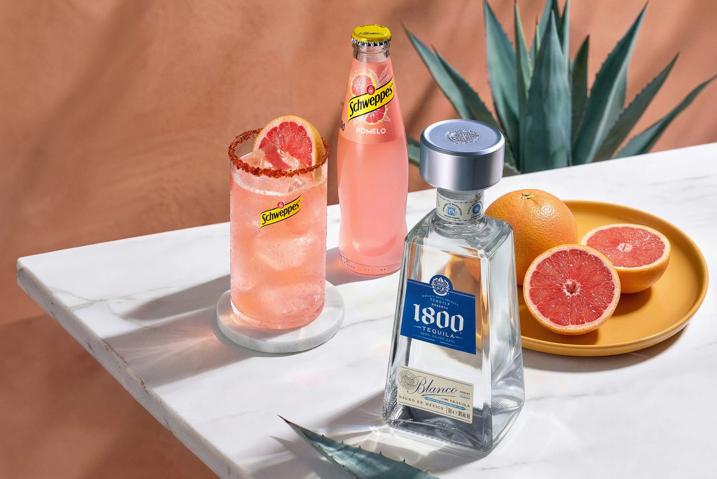 Paloma Schweppes con Tequila 1800. Sistema de campaña con IA integrada por Alfonso + Alicia Studio.