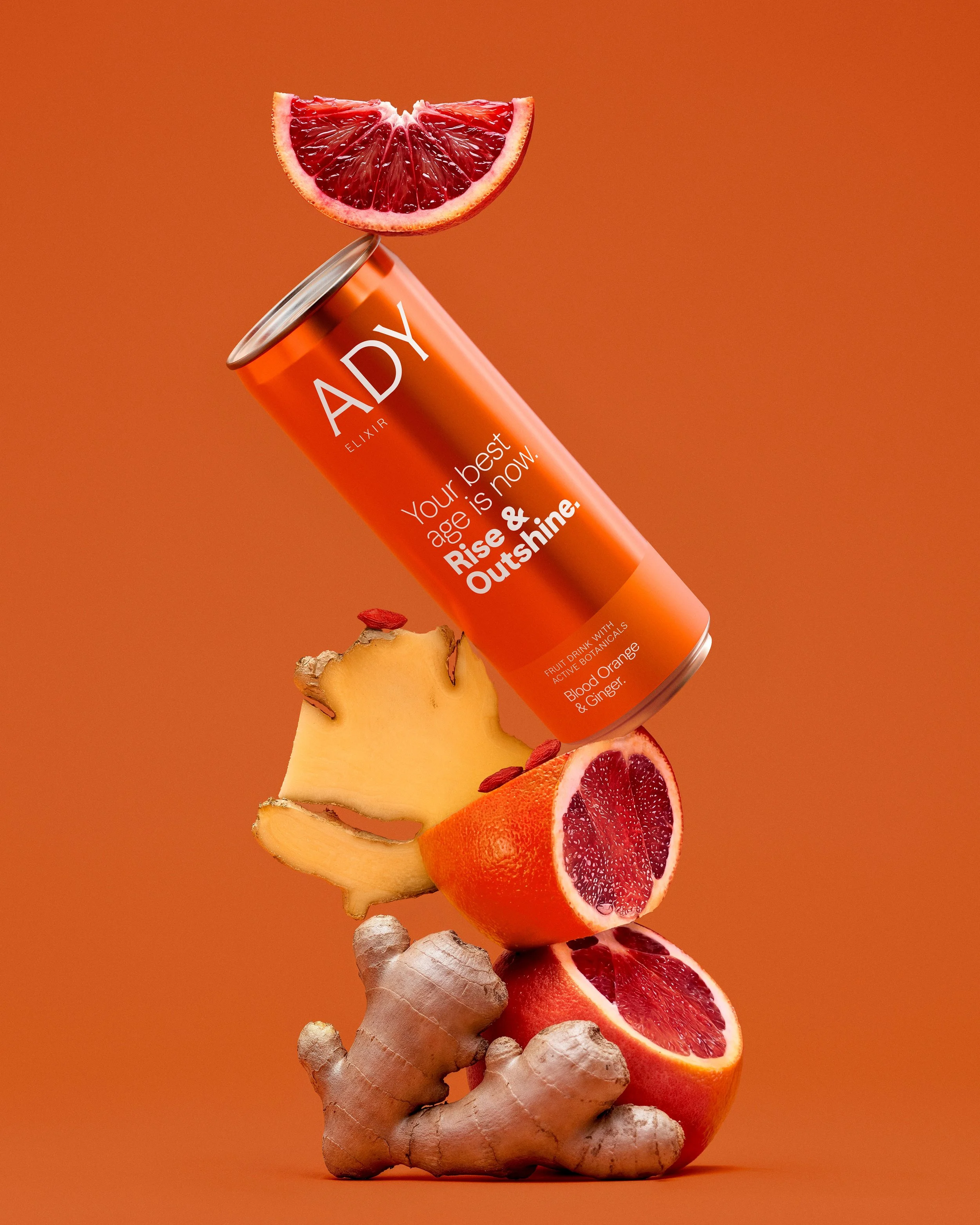 Lata naranja de ADY Elixir sobre fondo naranja — proceso híbrido de fotografía de producto con integración 3D e IA — Alfonso + Alicia Studio