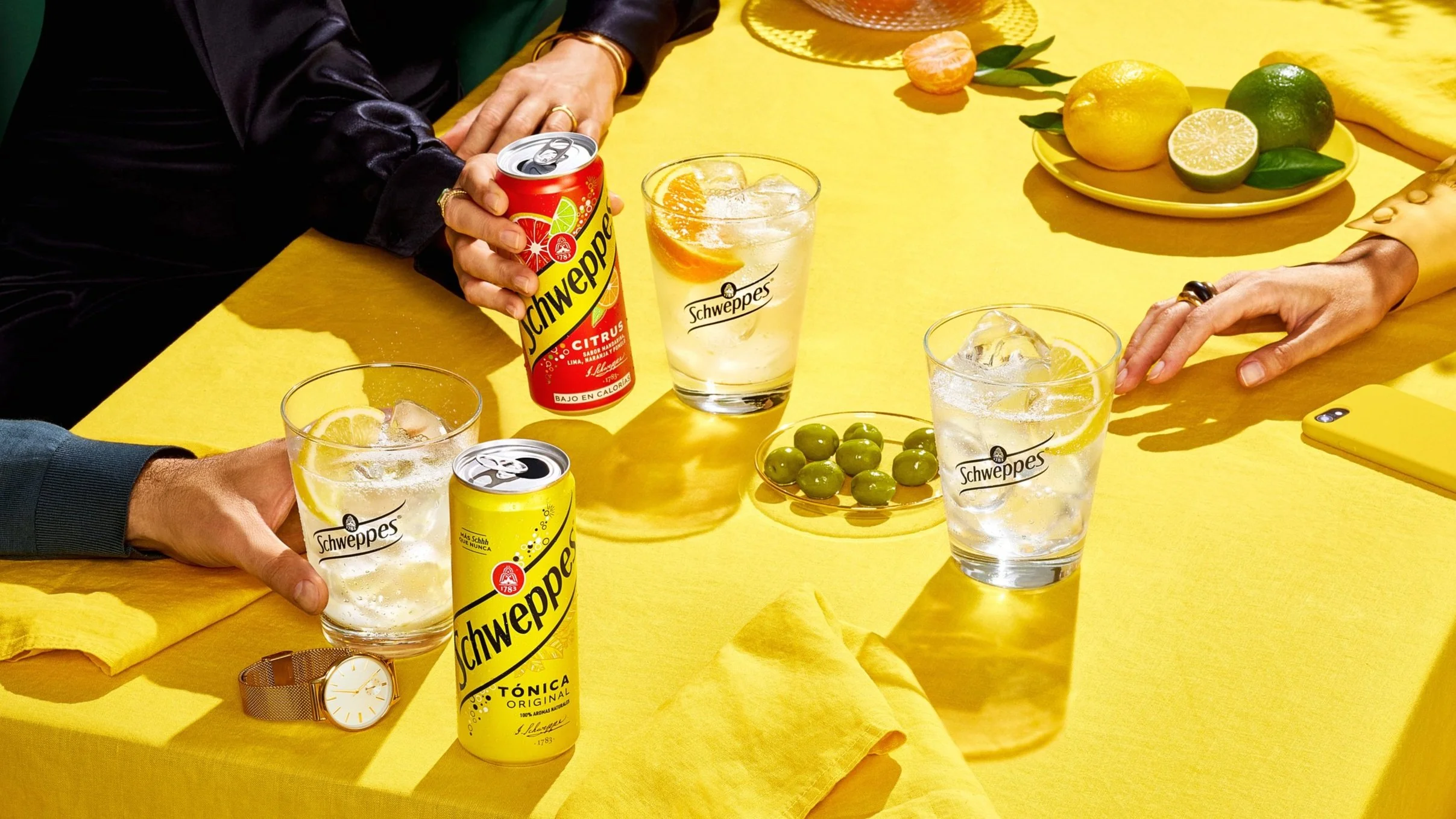 Latas de Schweppes Sobremesa en mesa amarilla — fotografía publicitaria de producto — Alfonso + Alicia Studio - Alfonso Herranz