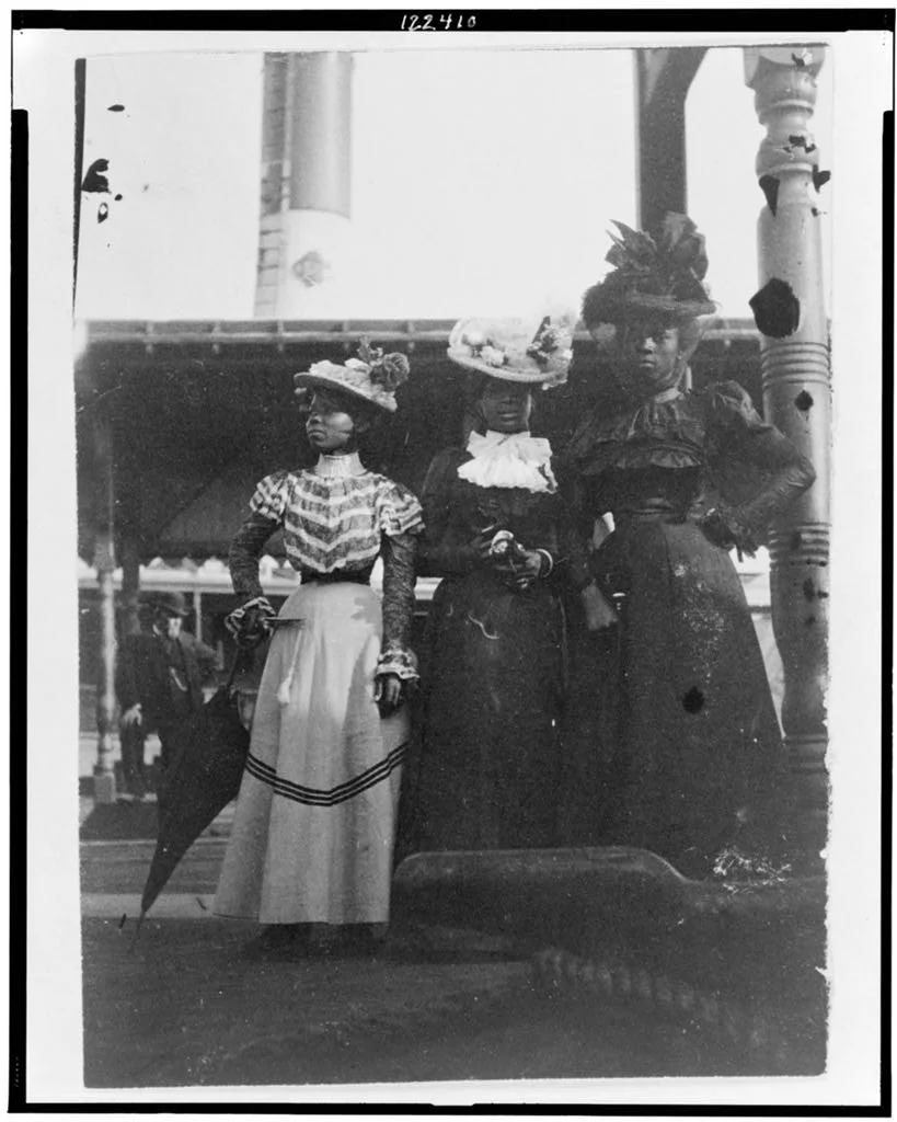 Frances Benjamin Johnston, Three African American women, full-length portrait, standing, at the State Fair at Saint Paul, Minnesota . Library of Congress, public domain.