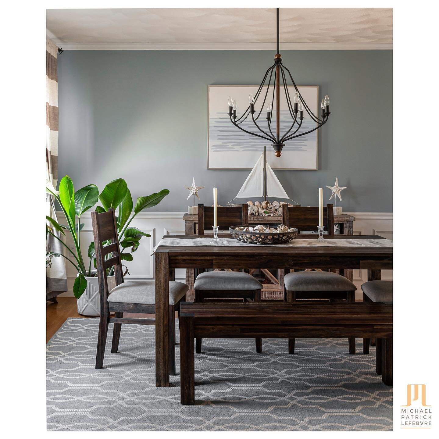 California transplants bring beach-y vibes to this landlocked Hopkinton dining room! 🏄🏻&zwj;♀️
.
.
.
.
.
.
.
.
.
#photography #interior #interiors #architecture #architecturalphotography  #interiorphotography #design #style #mplphoto #bostonphotogr