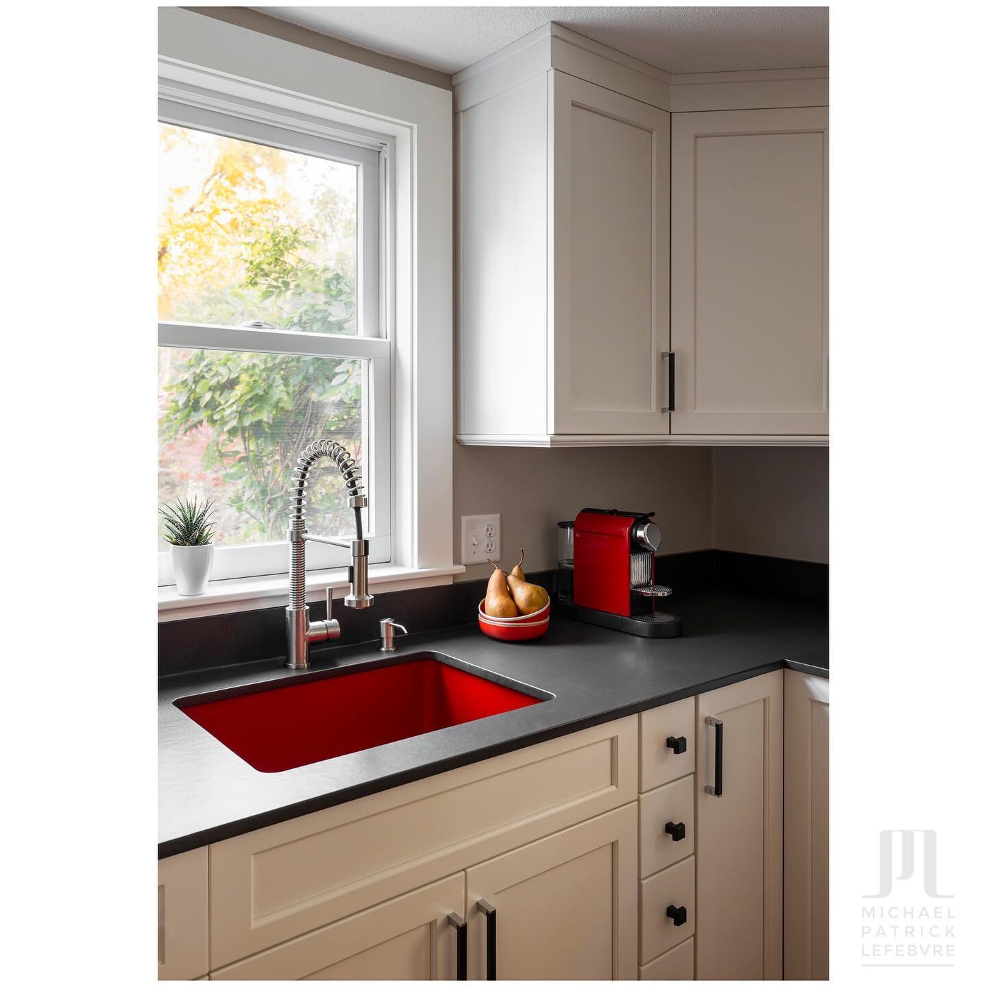 Don&rsquo;t you agree that this @elkay_usa sink and @nespresso machine make the perfect pear? See what I did there??? ‼️🧨‼️ Design: @watchcitykitchens
📷: @michaelplefebvre
.
.
.
.
.
.
.
.
.
.
#photography #interior #interiors #architecture #archite