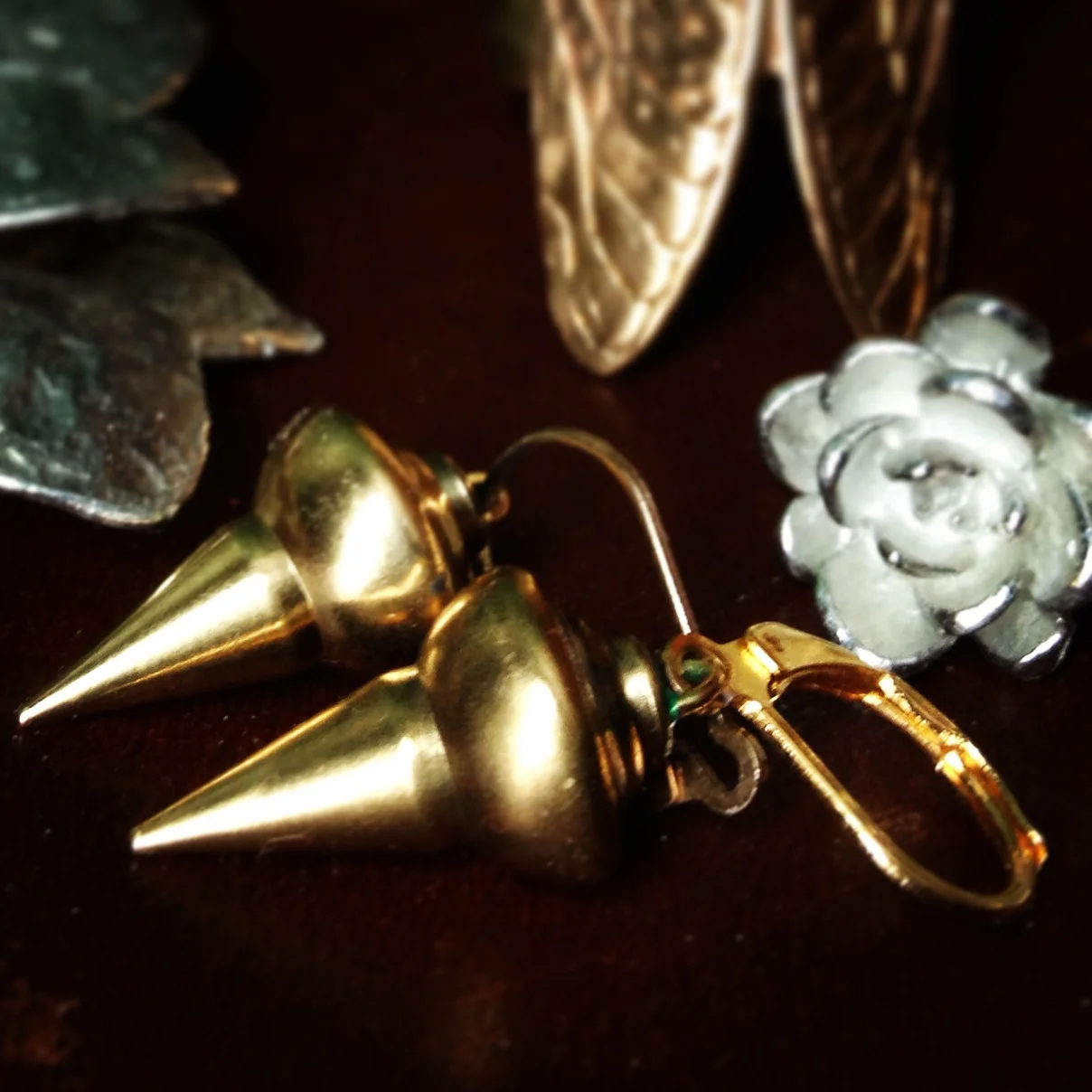 tyramin pendulum earrings in gold.JPG