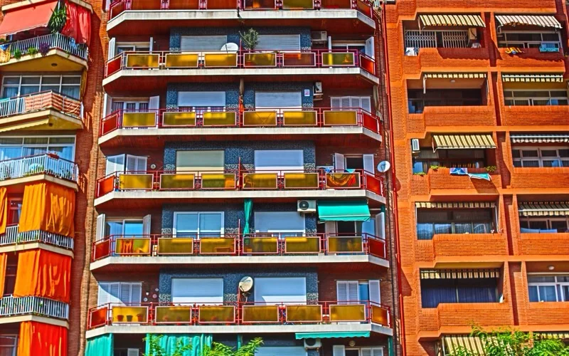 I love the color of all the buildings with people Landry or shades, it gives the city character