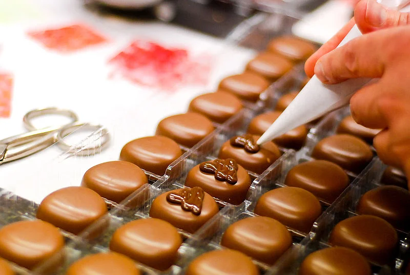 Chocolate piping at the Godiva Factory. (Source: http://bit.ly/2fWBykA)