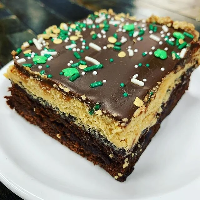 Yessssssssssssir Reese&rsquo;s Brownie is back! #blackbirdsweets #yummy #busylittleblackbirds #brownies #ampedupbrownies #chocolatepeanutbutter #sogood