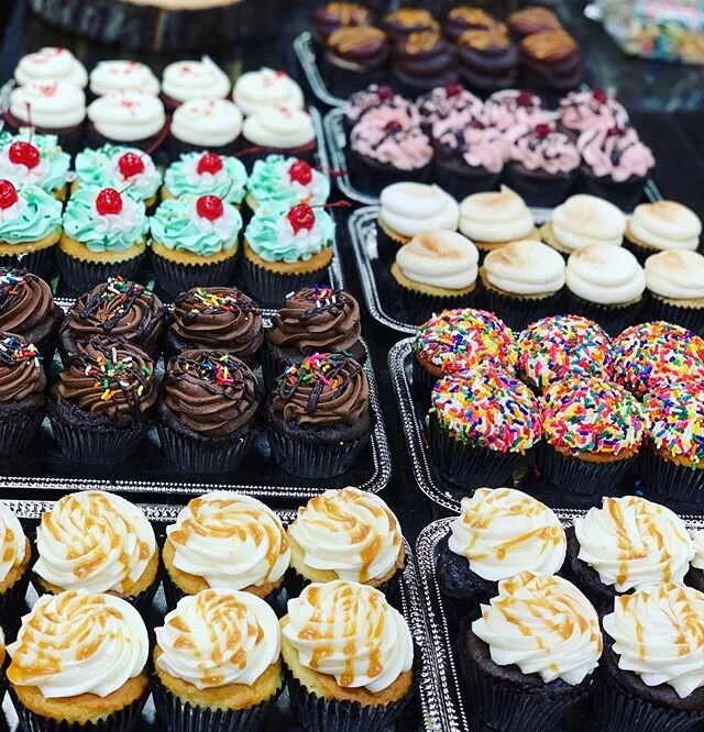 Look at these cupcakes!  We will be opening late today. Thursday 3/12/20 1pm-6pm. See you soon ☺️ #blackbirdsweets #busylittleblackbirds #cupcakes #yummy
