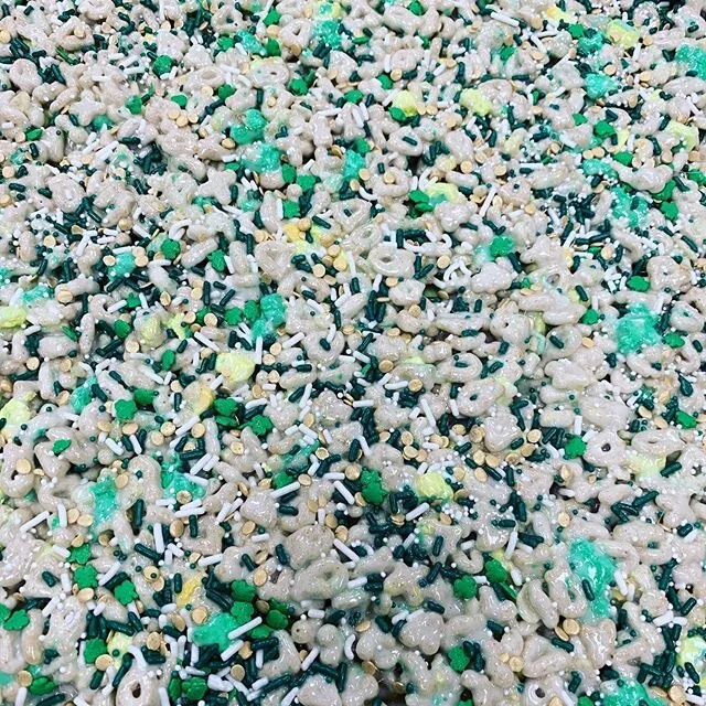 ☘️Amped up cereal bars ☘️ feeling festive ☘️ #blackbirdsweets #busylittleblackbirds #ampedupcerealbars #yummy #luckcharms