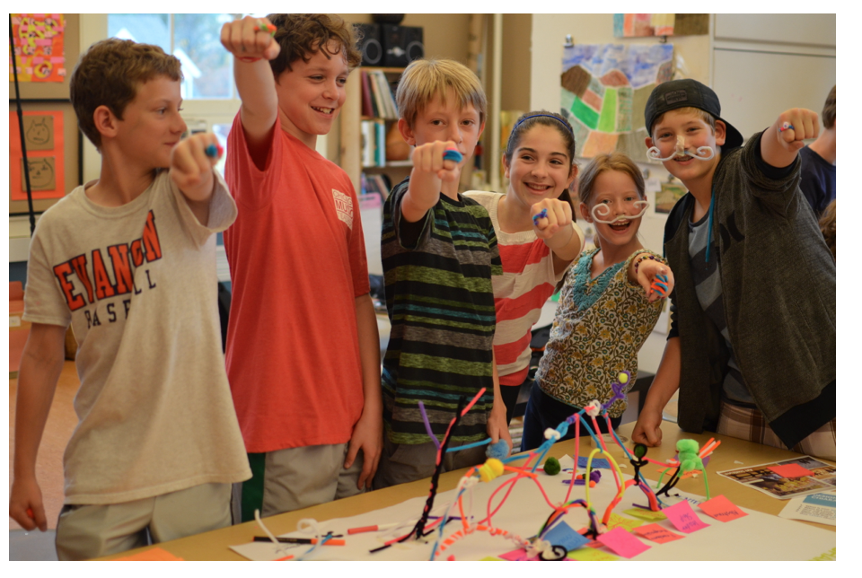 Create: team spirit and representations of Montessori education with pipe cleaners and pom poms