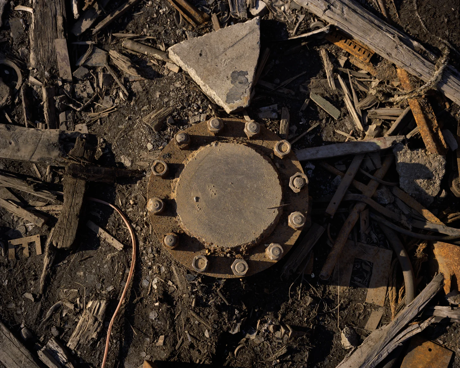 The cap sealing the top of the defunct borehole.