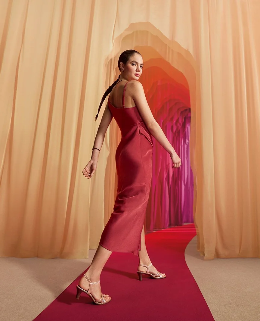 BATA2025_H1_KV2_WOMAN_0016 ret-5 FONDO+CHICA_V4 copia 2.jpg