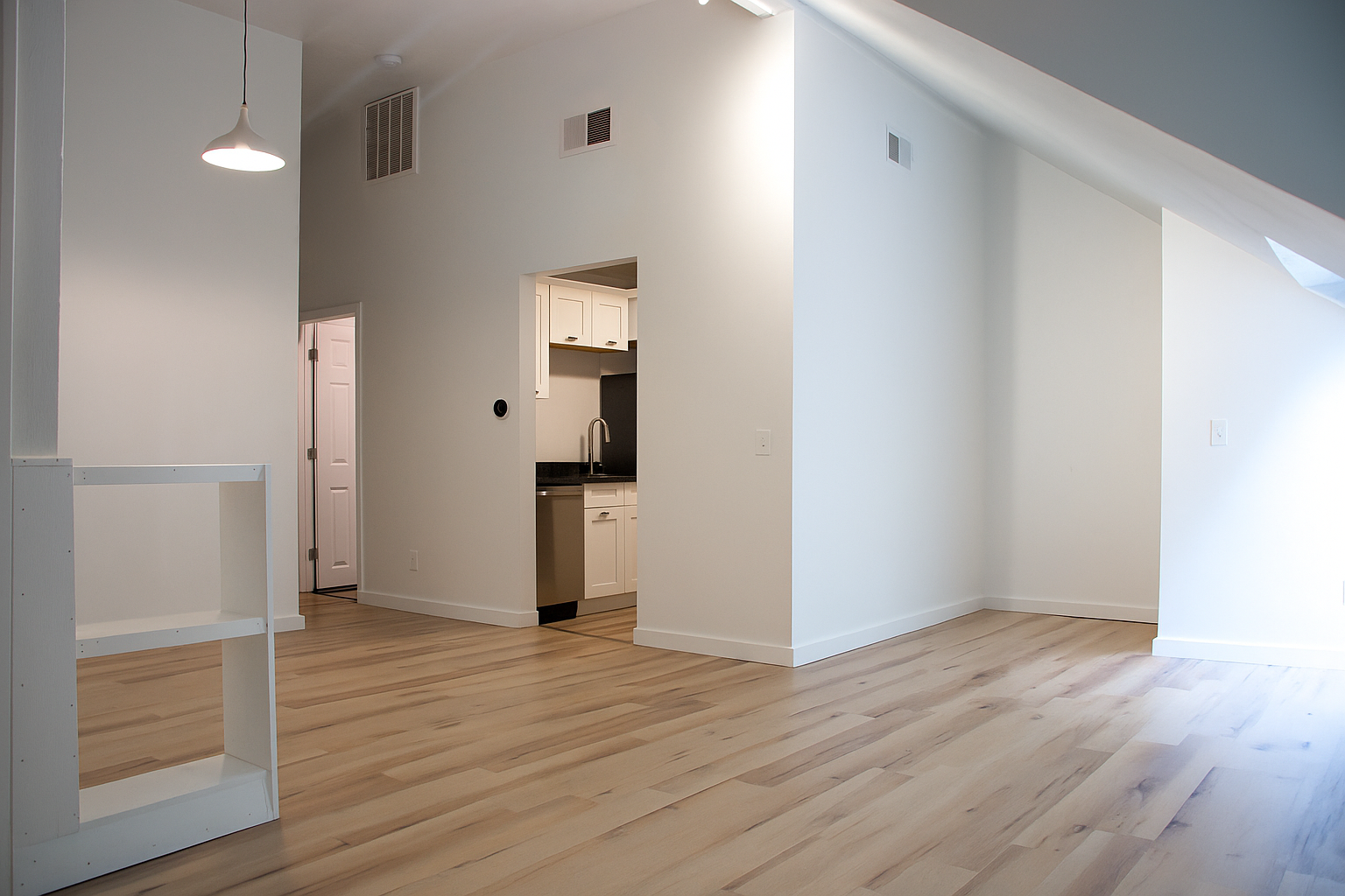 20250630_1301_Spacious Modern Interior_remix_01jz0wf4pmeyzar4wv5at75j1j.png