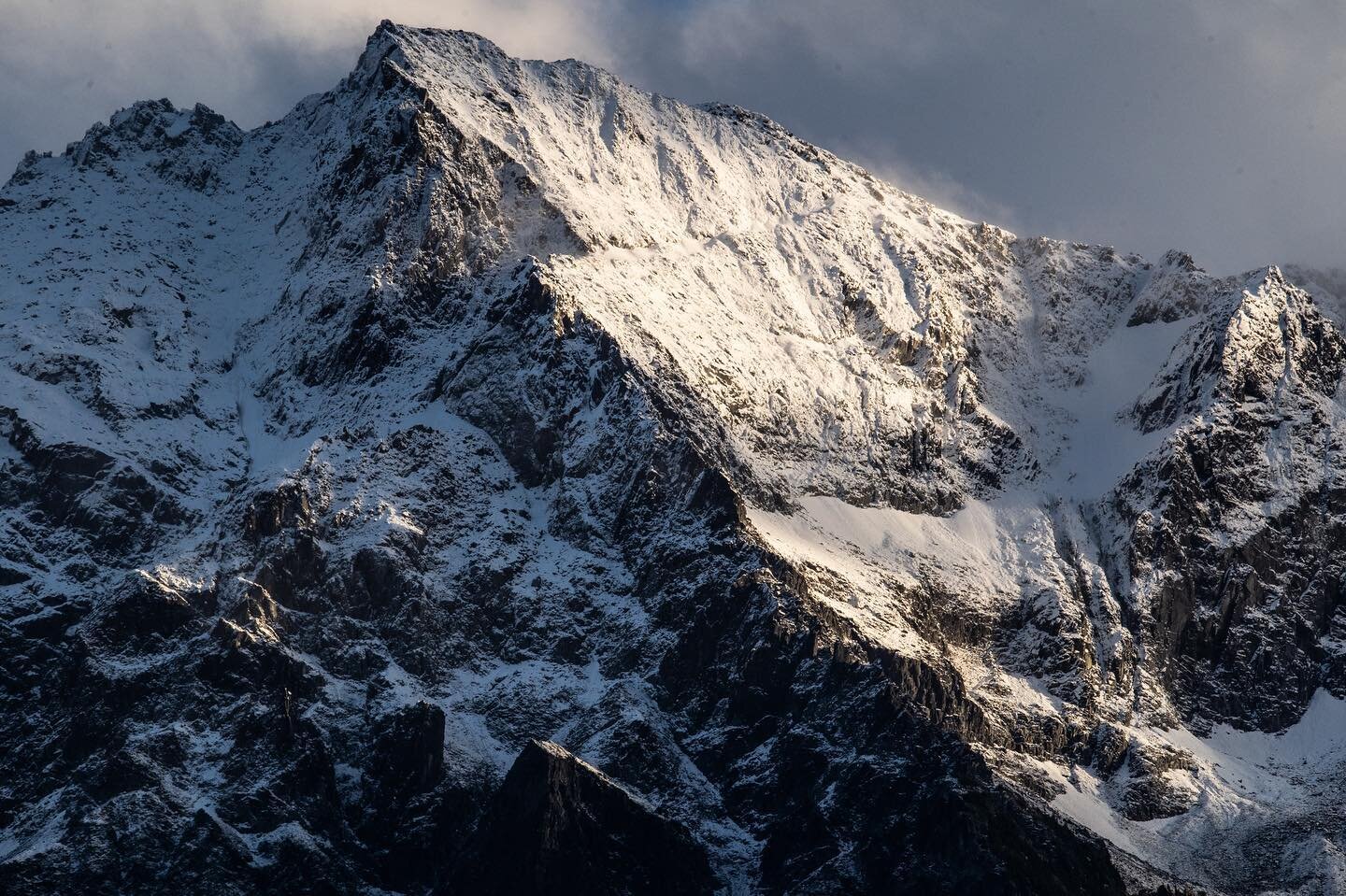 Something always exciting about the first snow on the mountains. It&rsquo;s coming! #winteriscoming #snow #winter #hellobc #explorebc