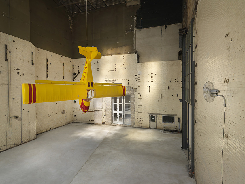  Roman Signer  Kitox Experimental , Installationsansicht KINDL – Zentrum für zeitgenössische Kunst, Berlin (14. September 2014 – 28. Juni 2015); Foto: Jens Ziehe 