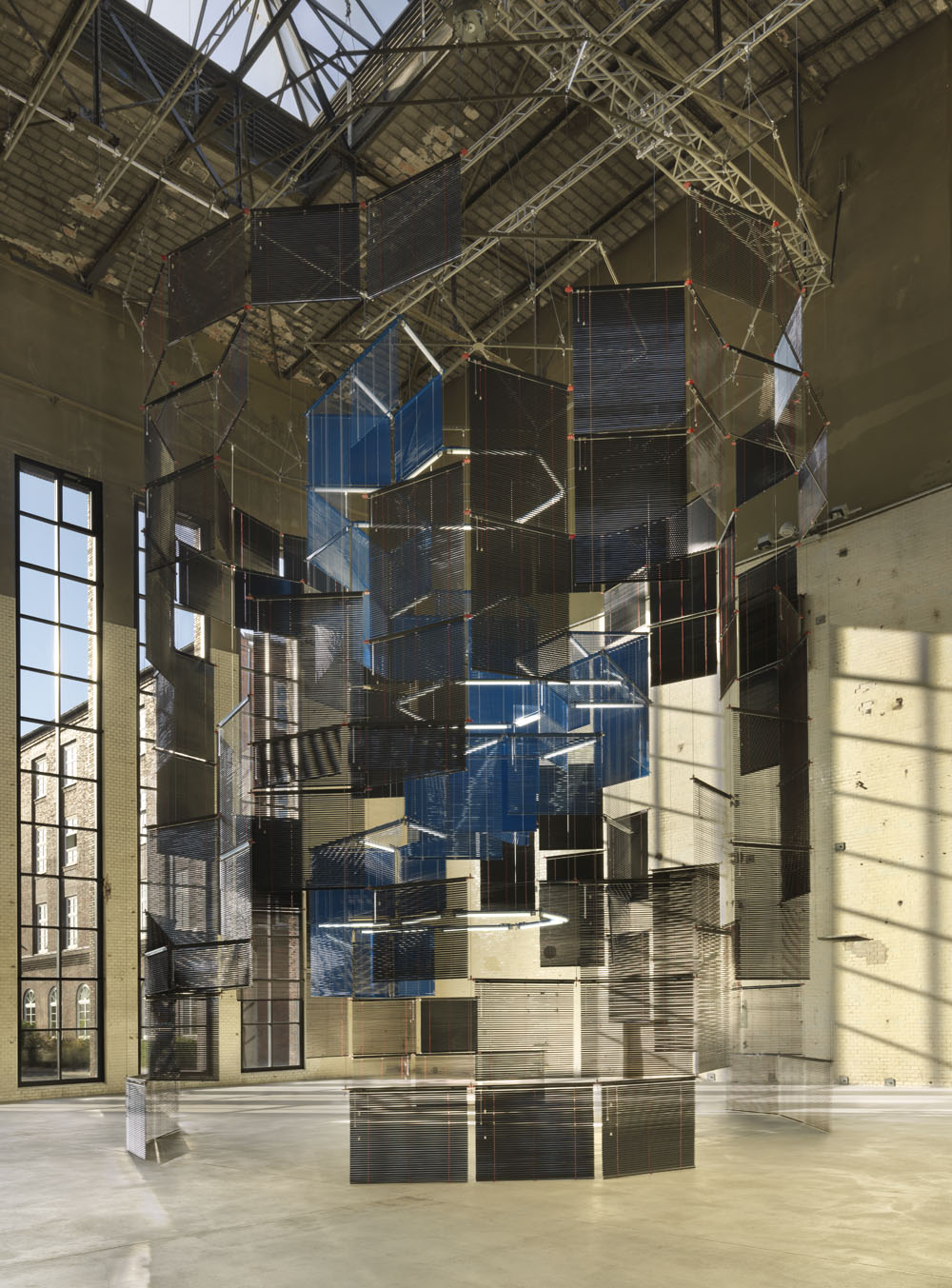  Haegue Yang  Silo of Silence – Clicked Core , Installationsansicht KINDL – Zentrum für zeitgenössische Kunst, Berlin (10. September 2017 – 13. Mai 2018); Courtesy die Künstlerin; Foto: Jens Ziehe 