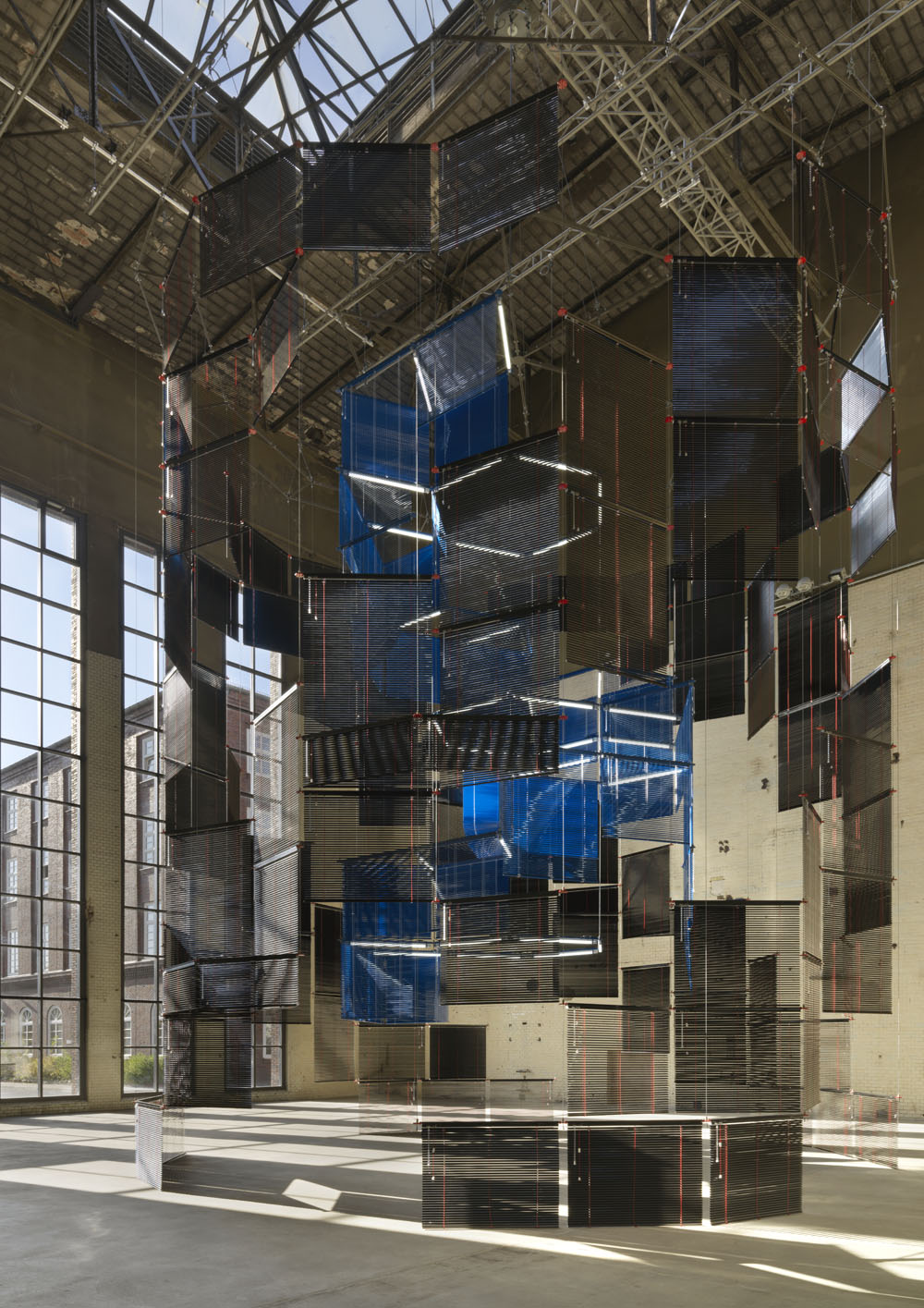  Haegue Yang  Silo of Silence – Clicked Core , Installationsansicht KINDL – Zentrum für zeitgenössische Kunst, Berlin (10. September 2017 – 13. Mai 2018); Courtesy die Künstlerin; Foto: Jens Ziehe 