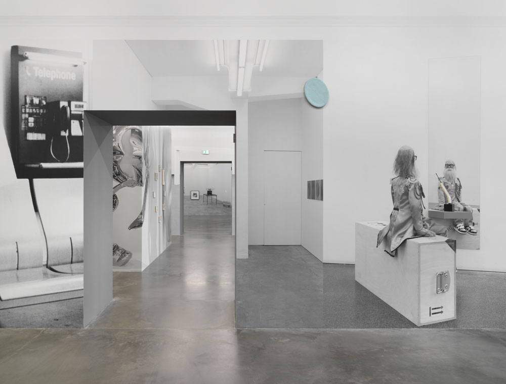   Jonathan Monk.   Exhibit Model Four – plus invited guests , 2019, Ausstellungsansicht, Maschinenhaus M1, KINDL, Foto: Jens Ziehe 