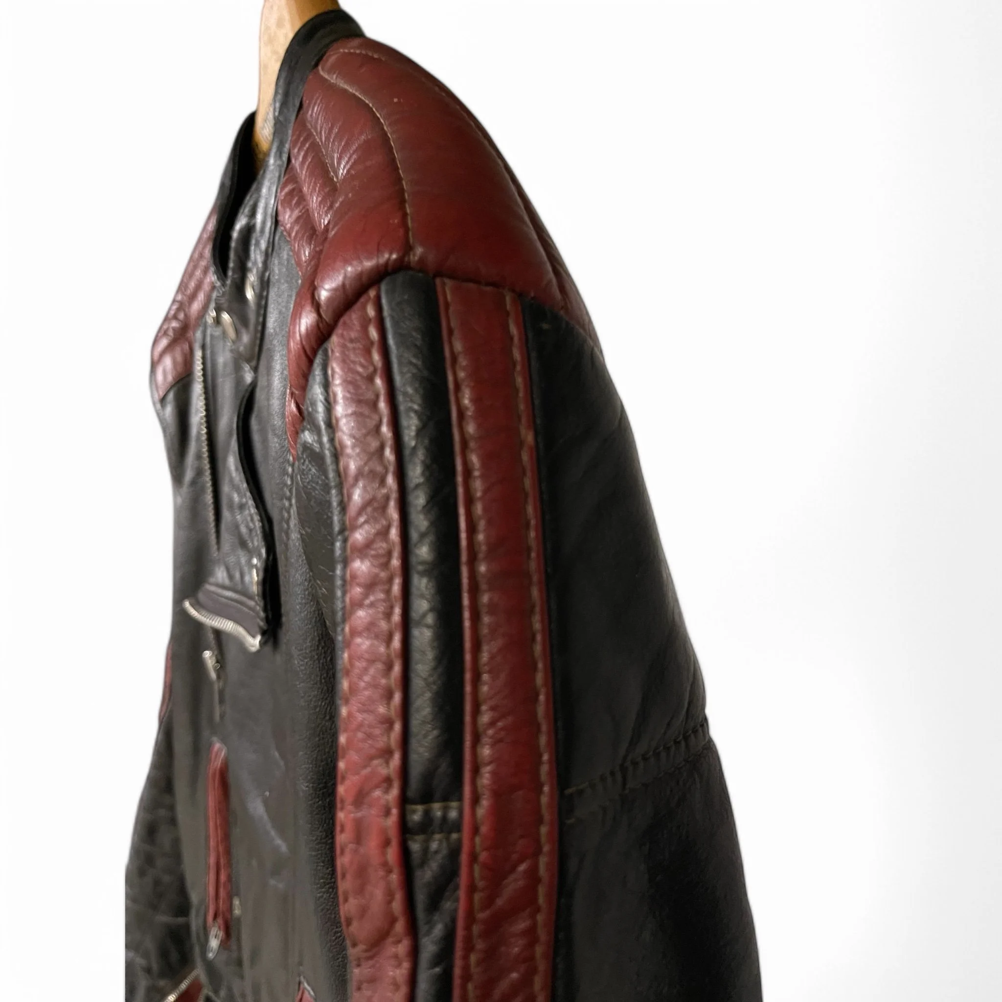 Vintage 1970s Bristol black and red leather motorcycle jacket - cafe racer, punk rock style, quilted lining, industrial zipper front closure, reinforced shoulders and elbows. Made in Canada.