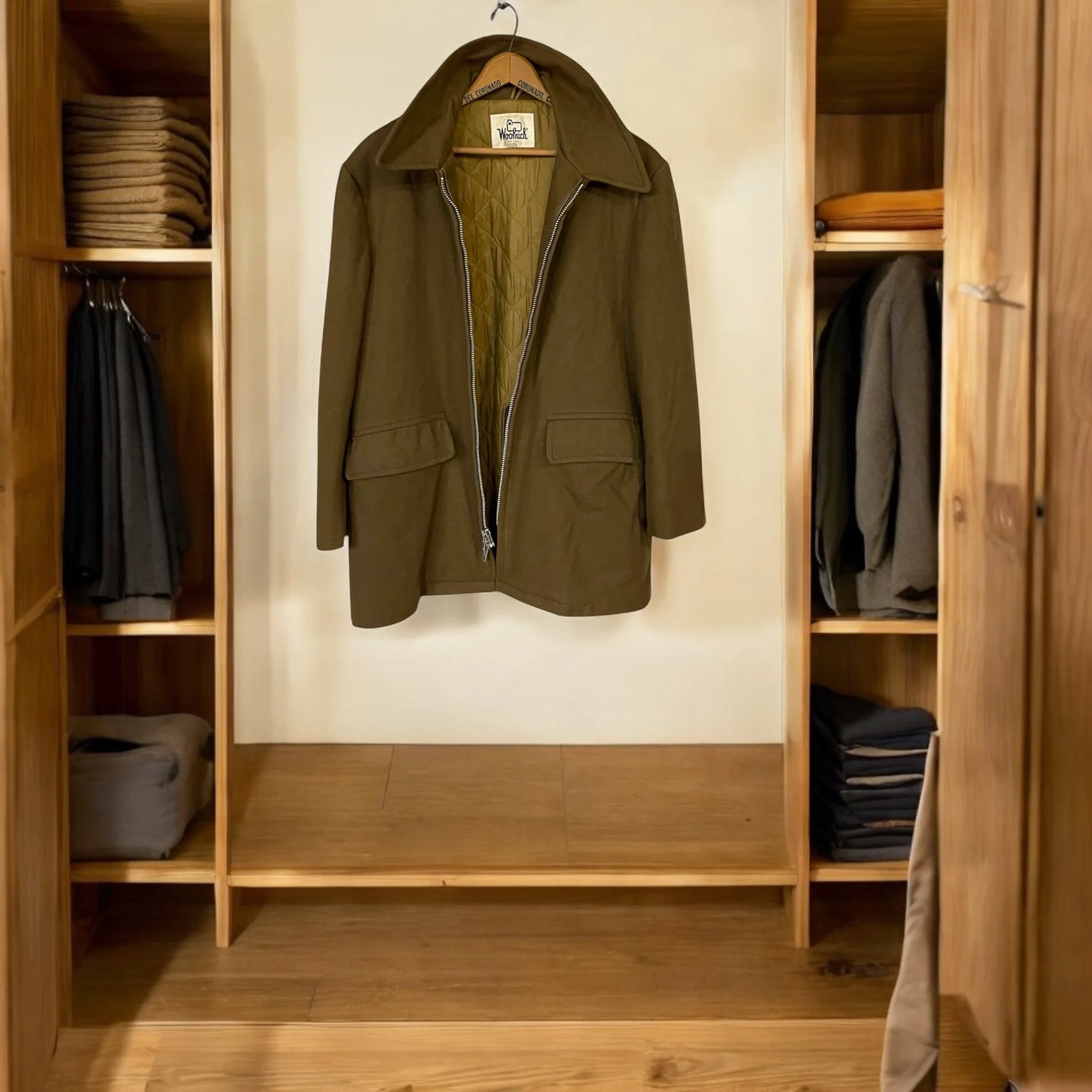 Vintage 1970s Woolrich Mens coat - size 44, solid brown, made in USA. Classic wool coat, fully lined, two-way zipper closure, front pockets. Timeless and durable mid century outerwear.