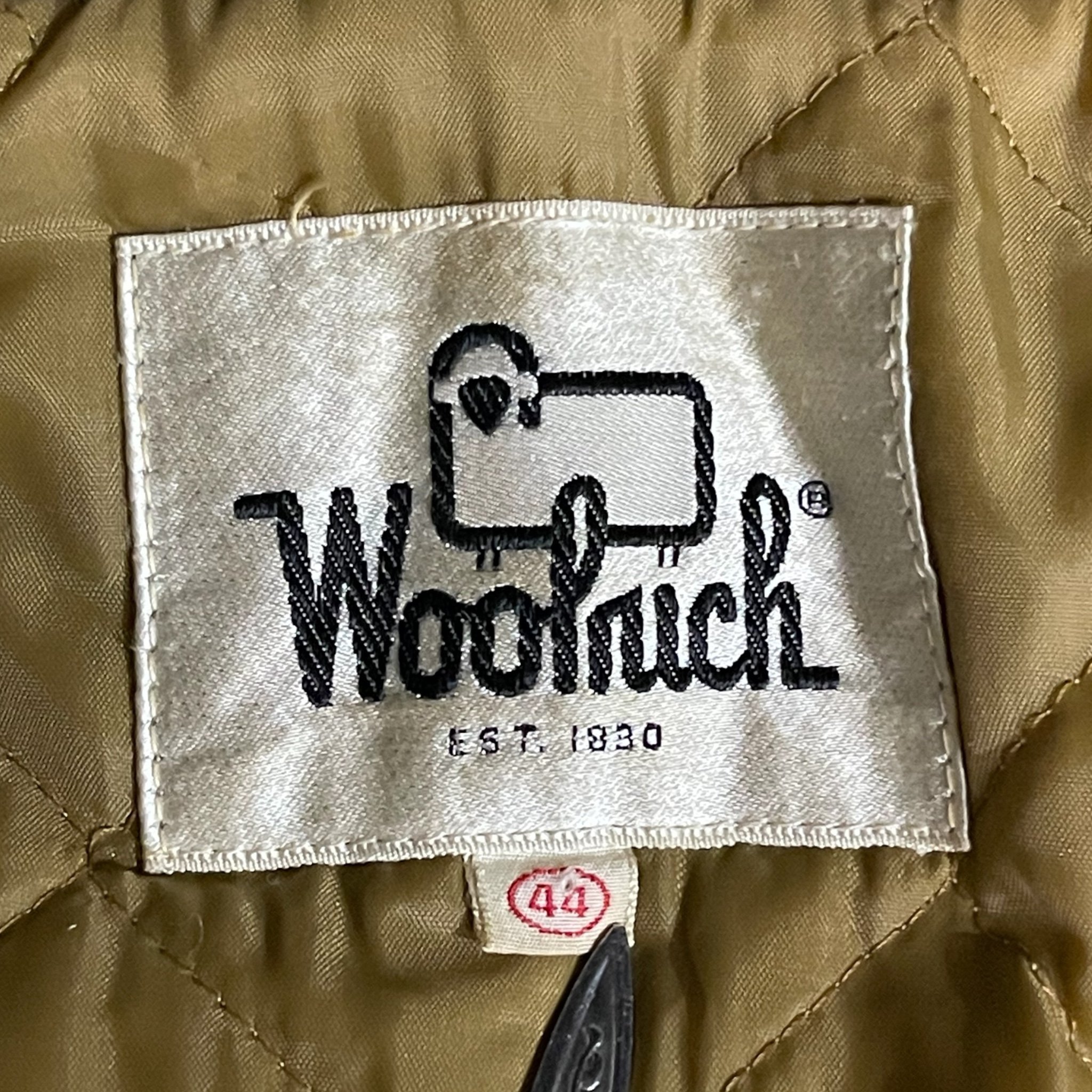 Vintage 1970s Woolrich Mens coat - size 44, solid brown, made in USA. Classic wool coat, fully lined, two-way zipper closure, front pockets. Timeless and durable mid century outerwear.