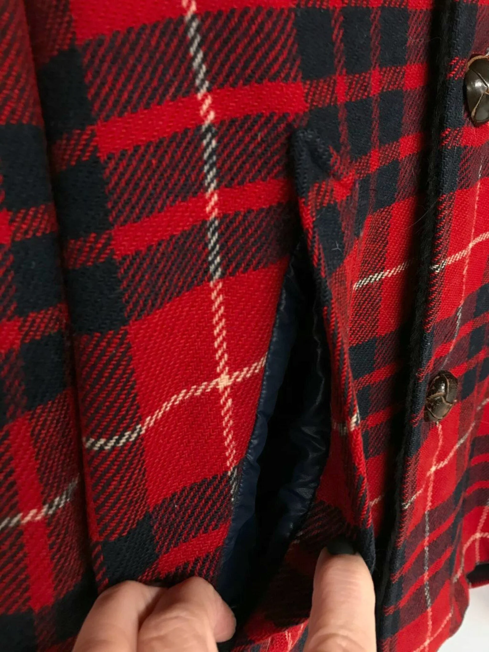 Vintage 1950s womens Pendleton red and black plaid button front wool coat with faux fur collar and side pockets. Fully lined.