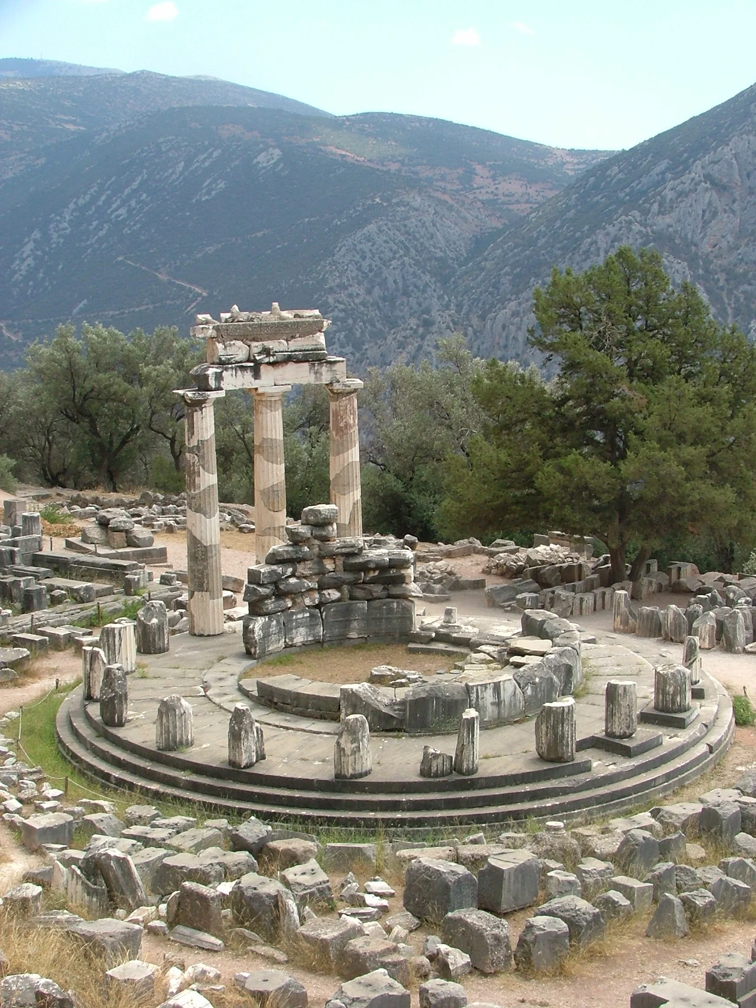 Delphi_tholos_cazzul.JPG