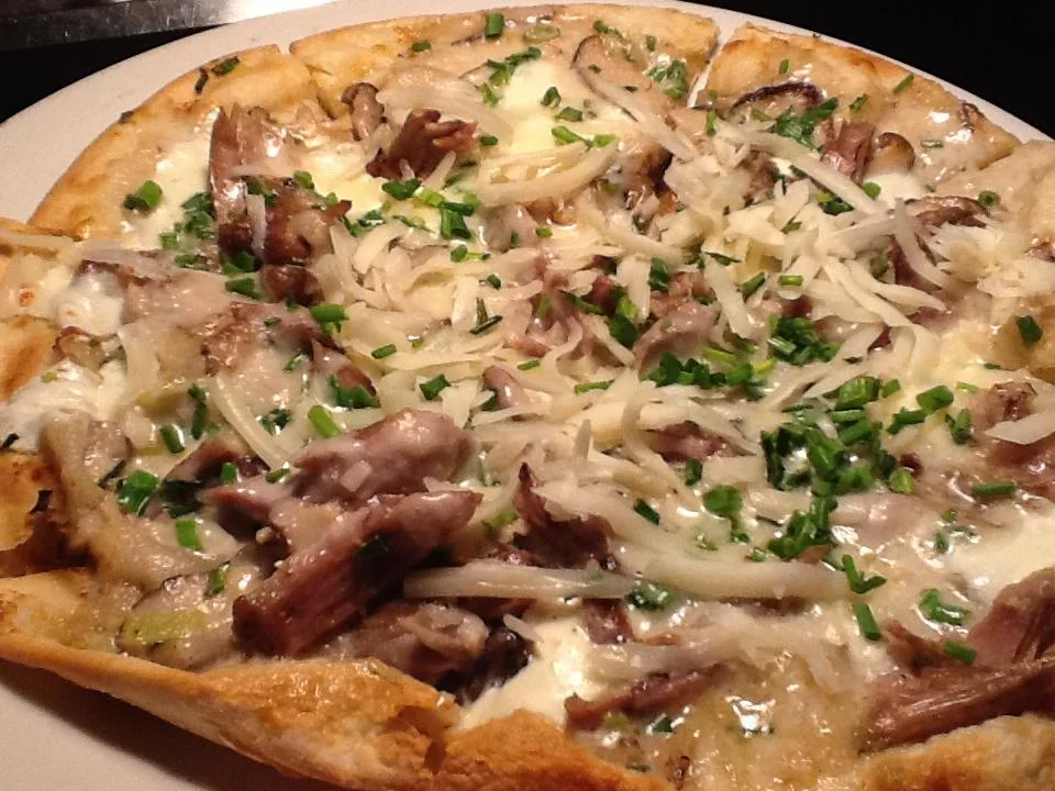 FredericksBistroDuckLeekMushroomPizza.jpg