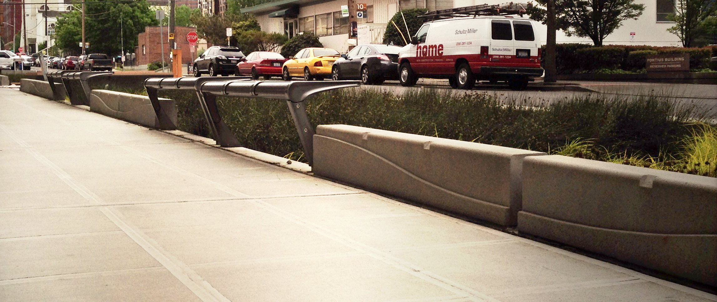In contrast, clip "reliefs" are used on these concrete curbs as deterrents. This gives the illusion that both pieces are of one kit of parts: one void, one mass. Nicely done.