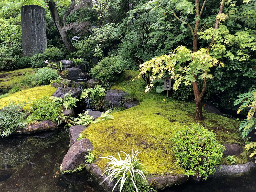 Moss garden by the Mani Wheel House 経蔵（転輪蔵)