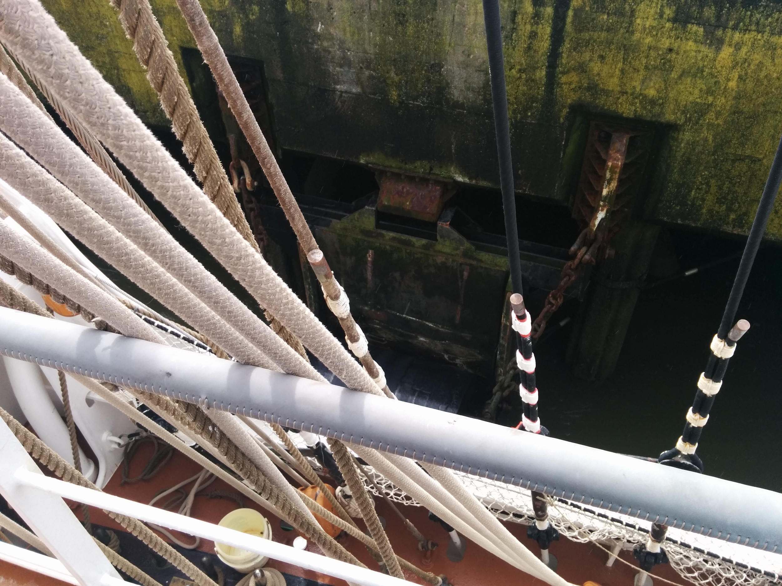 At least the ropes are color-coded for ease of use (not kidding).
