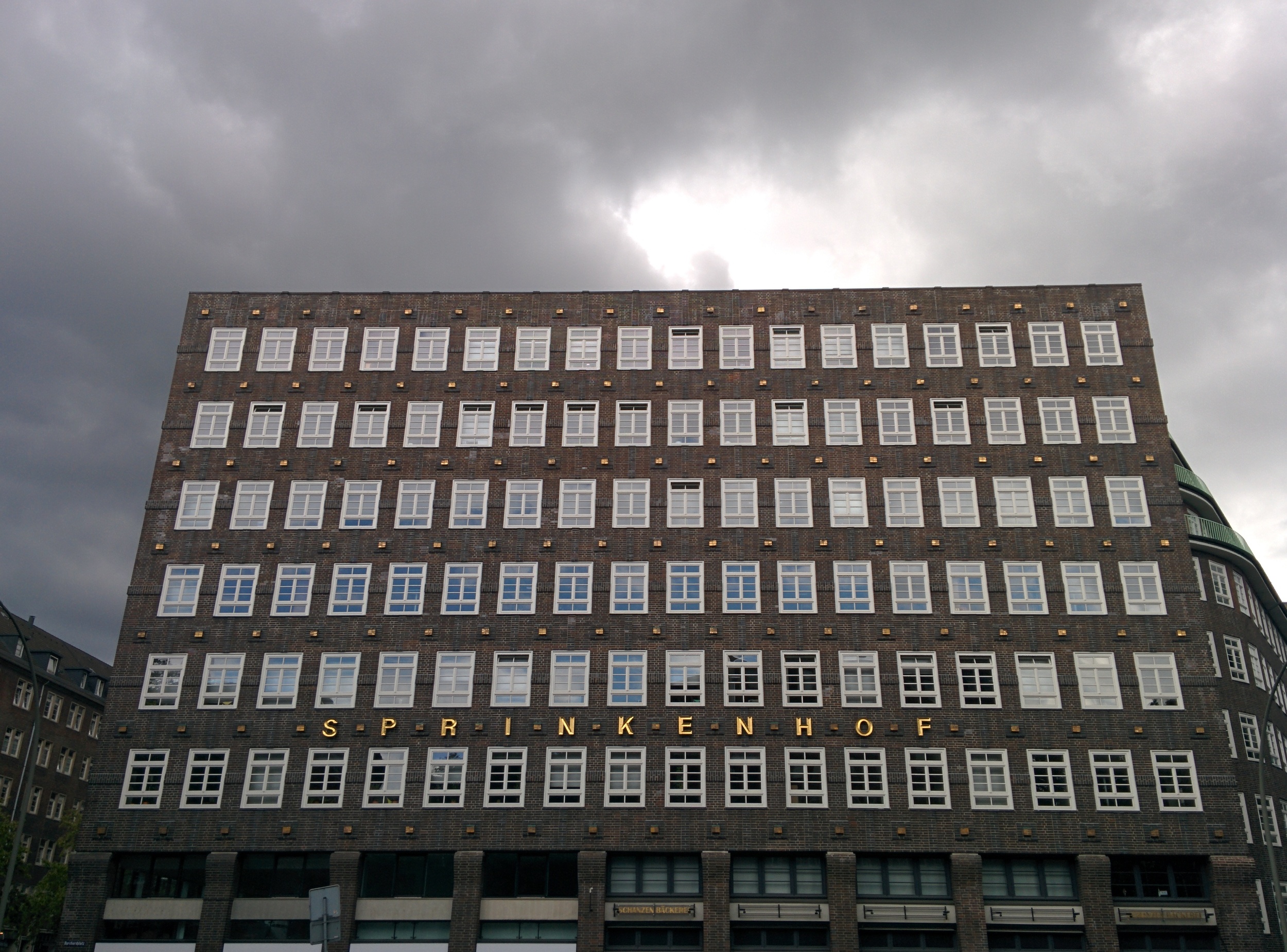 Der Sprinkenhof, (built from 1927-1943), rent: 13.50 EUR per square meter.