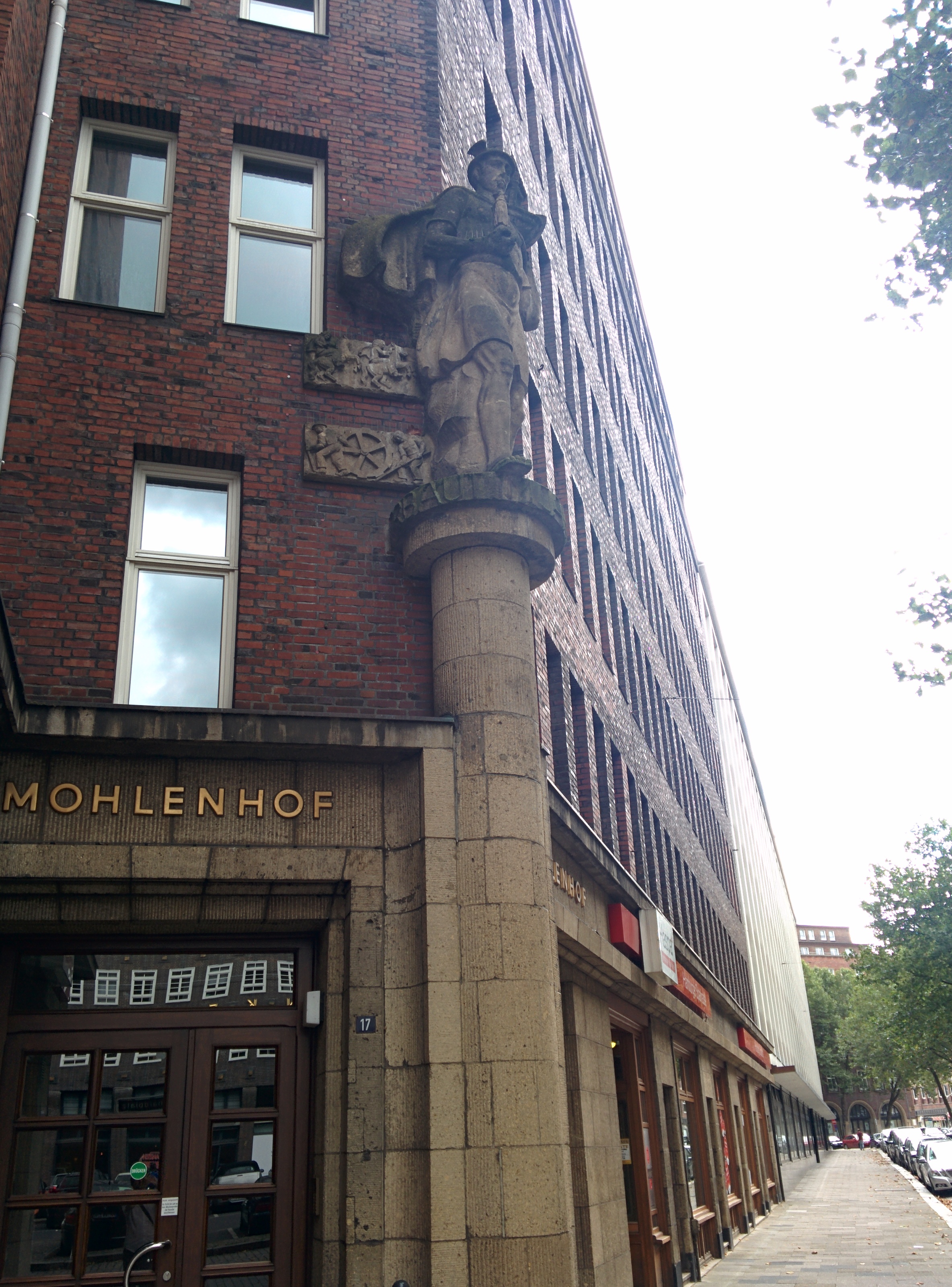 Der Mohlenhof (built 1928-1929), rent: 14,00 EUR per square meter.