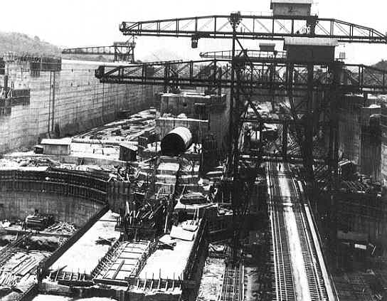 Miraflores Locks under construction in 1912.